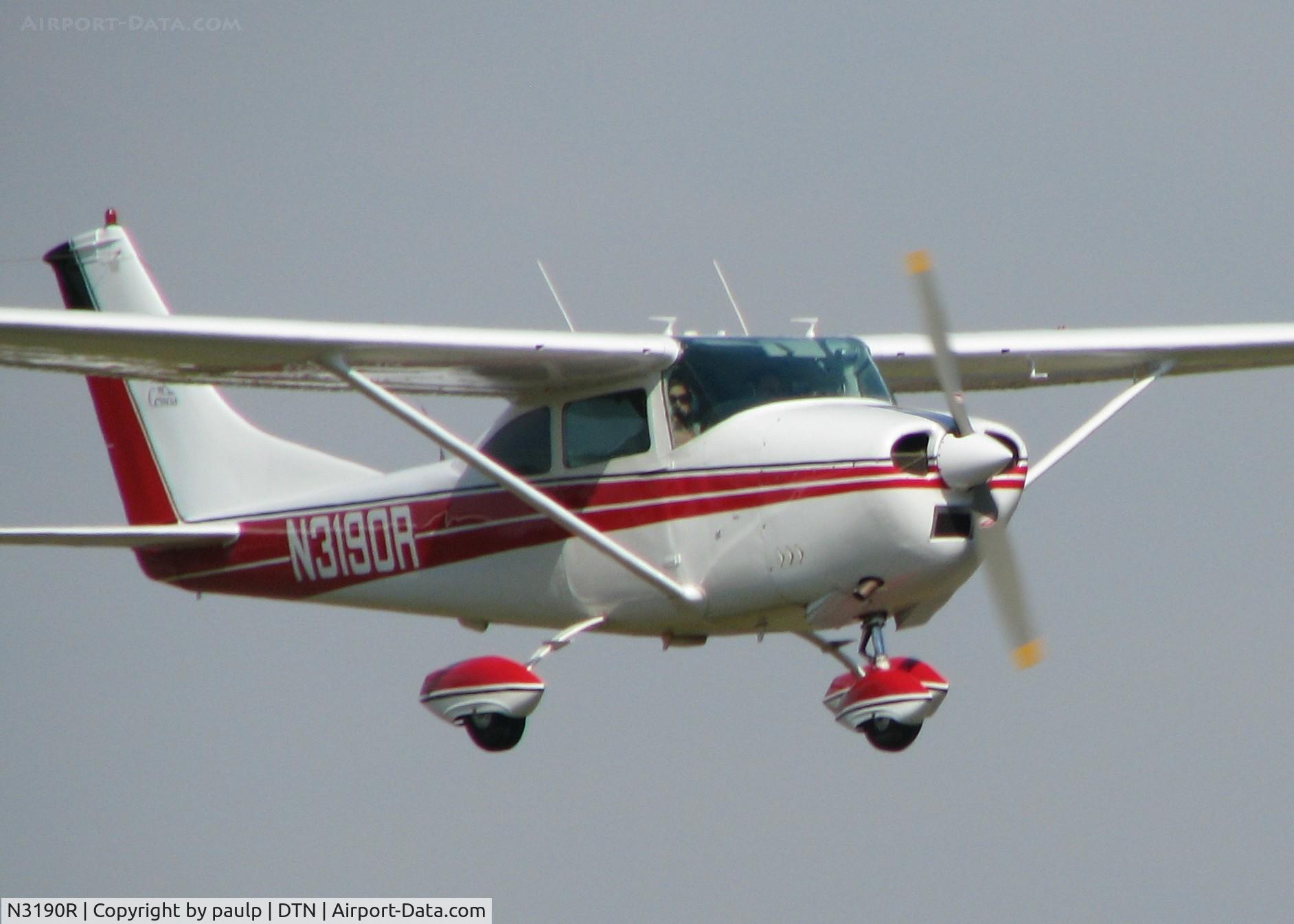 N3190R, 1967 Cessna 182L Skylane C/N 18258590, Landing at the Downtown Shreveport airport.