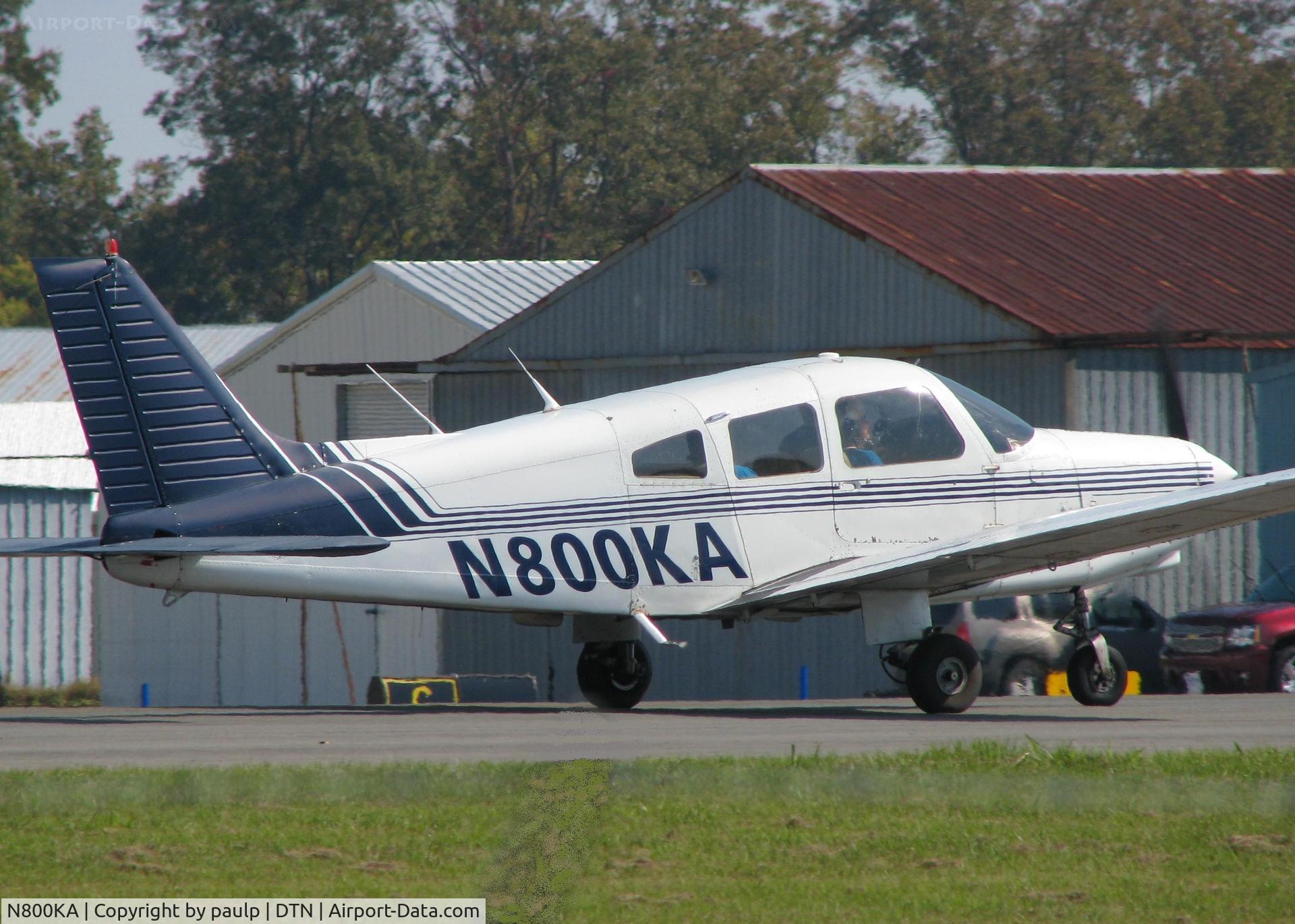 N800KA, Piper PA-28-161 C/N 28-8516019, Taking off from Downtown Shreveport.