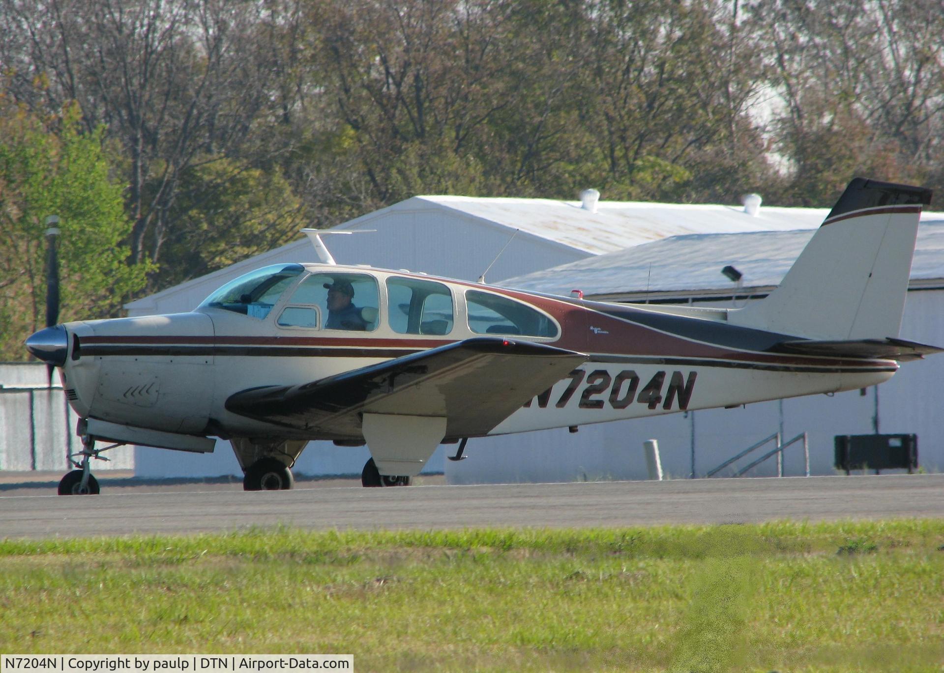 N7204N, 1968 Beech E33 Bonanza C/N CD-1152, Taxiing at the Downtown Shreveport airport.