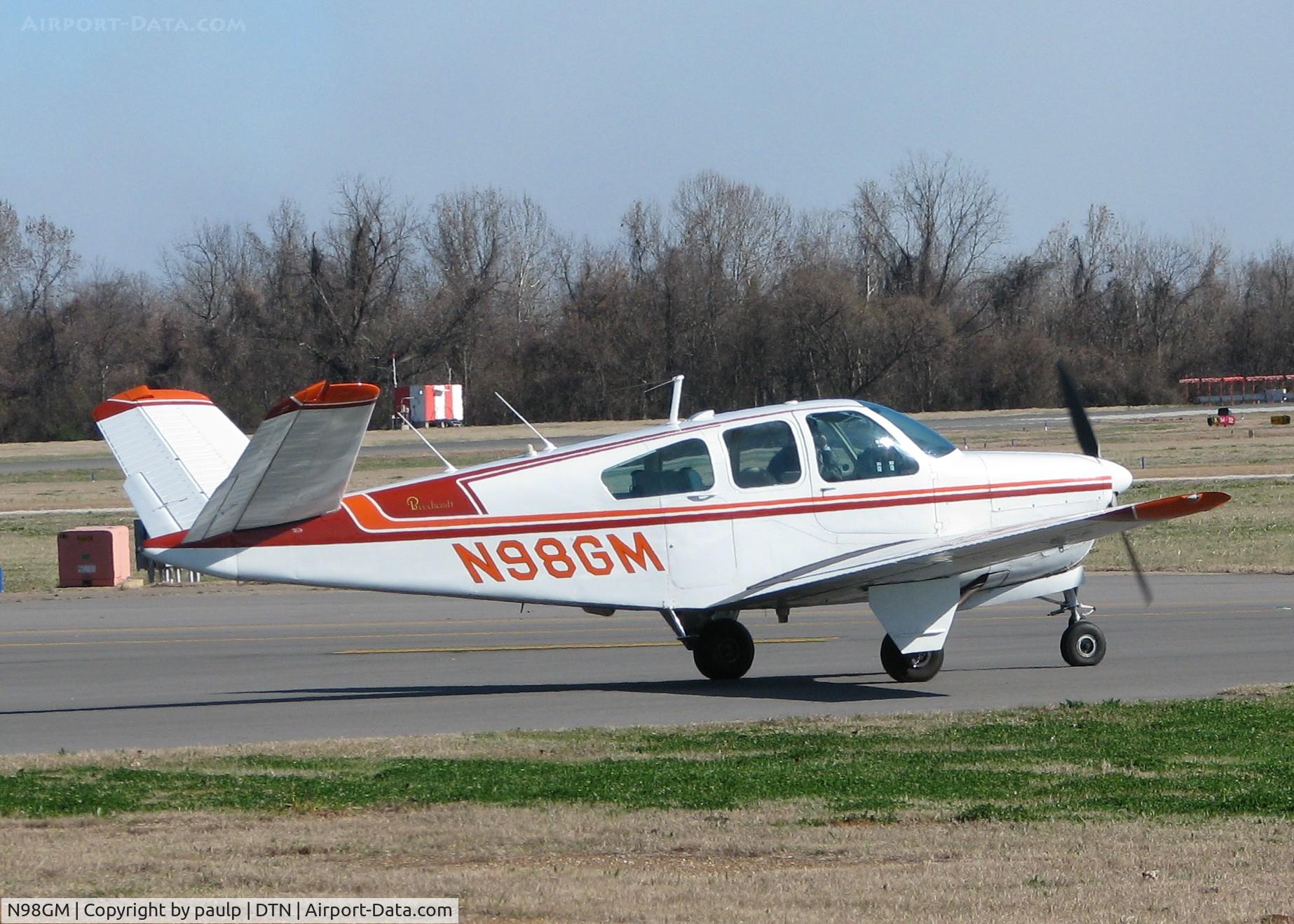 N98GM, 1961 Beech N35 Bonanza C/N D-6628, Taxiing at the Downtown Shreveport airport.