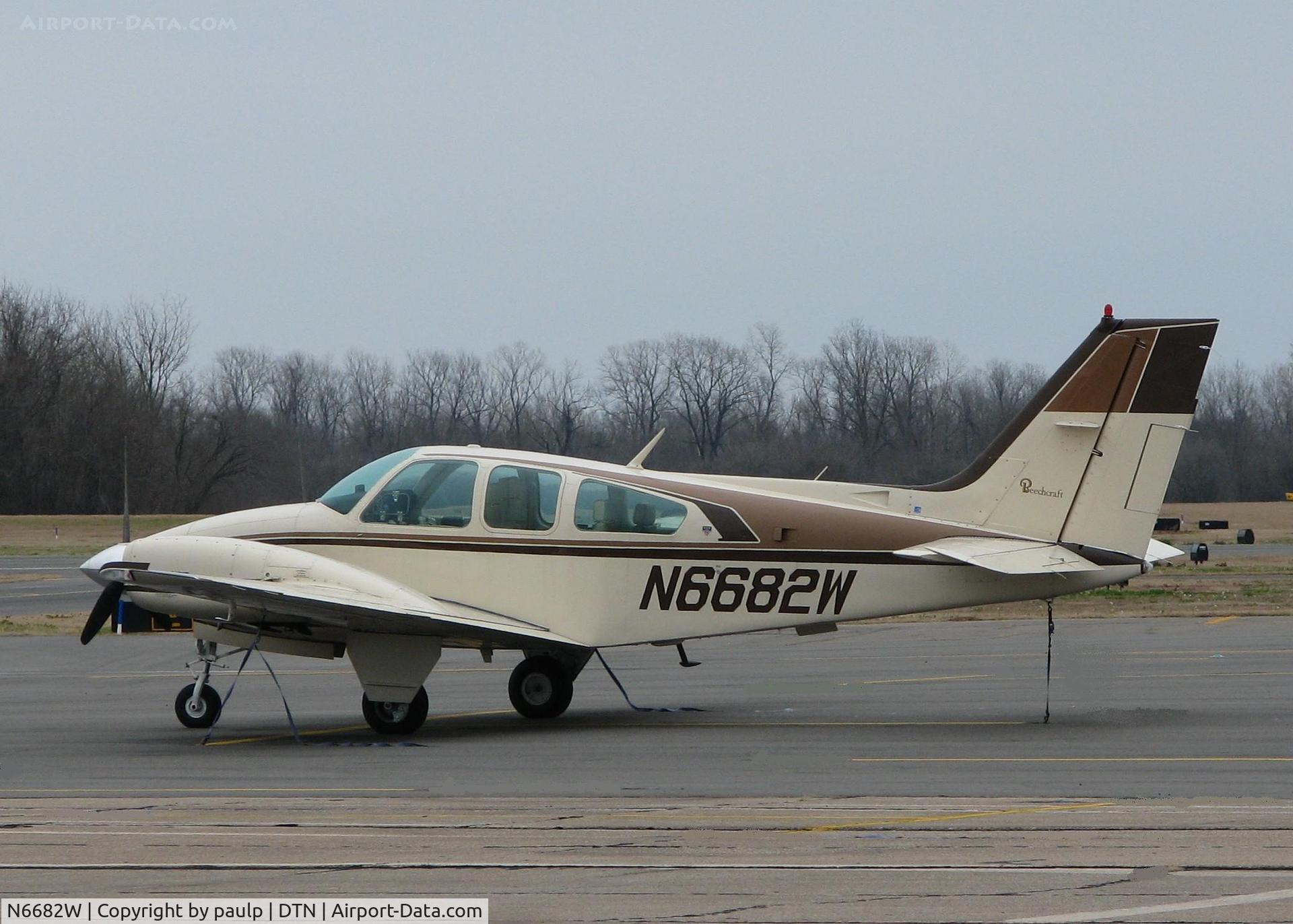 N6682W, 1980 Beech 95-B55 Baron C/N TC-2280, Parked at the Downtown Shreveport airport.