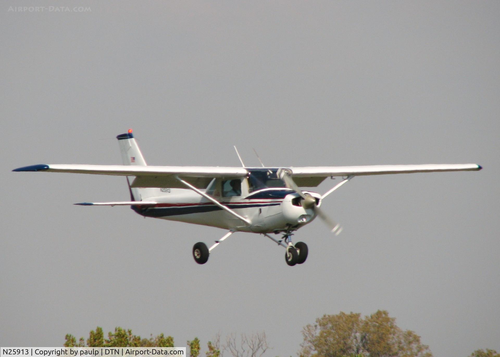 N25913, 1977 Cessna 152 C/N 15280853, Landing at the Downtown Shreveport airport.
