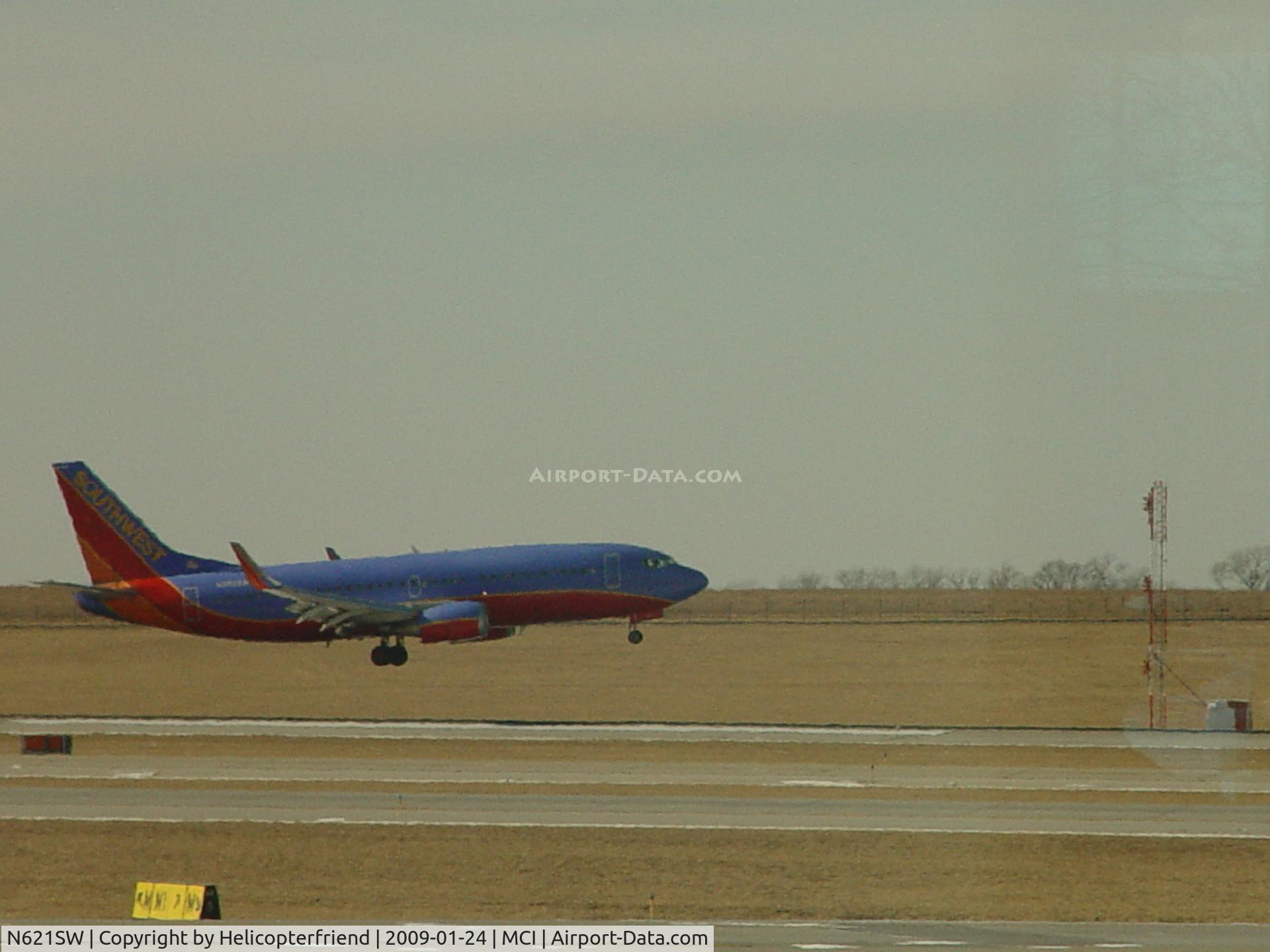 N621SW, 1996 Boeing 737-3H4 C/N 28037, Landing at MCI
