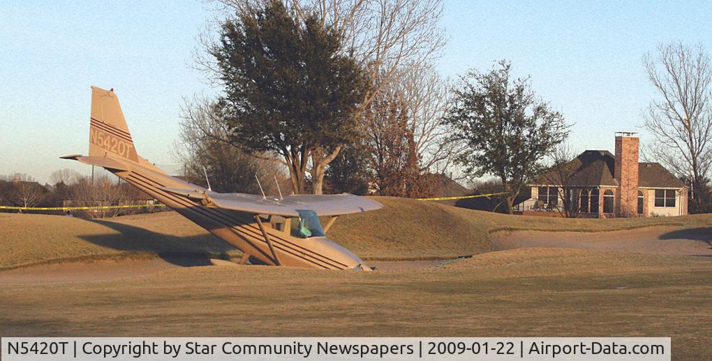 N5420T, 1964 Cessna 172E C/N 17251320, All safe after enigne out landing on a golf course in Plano, TX