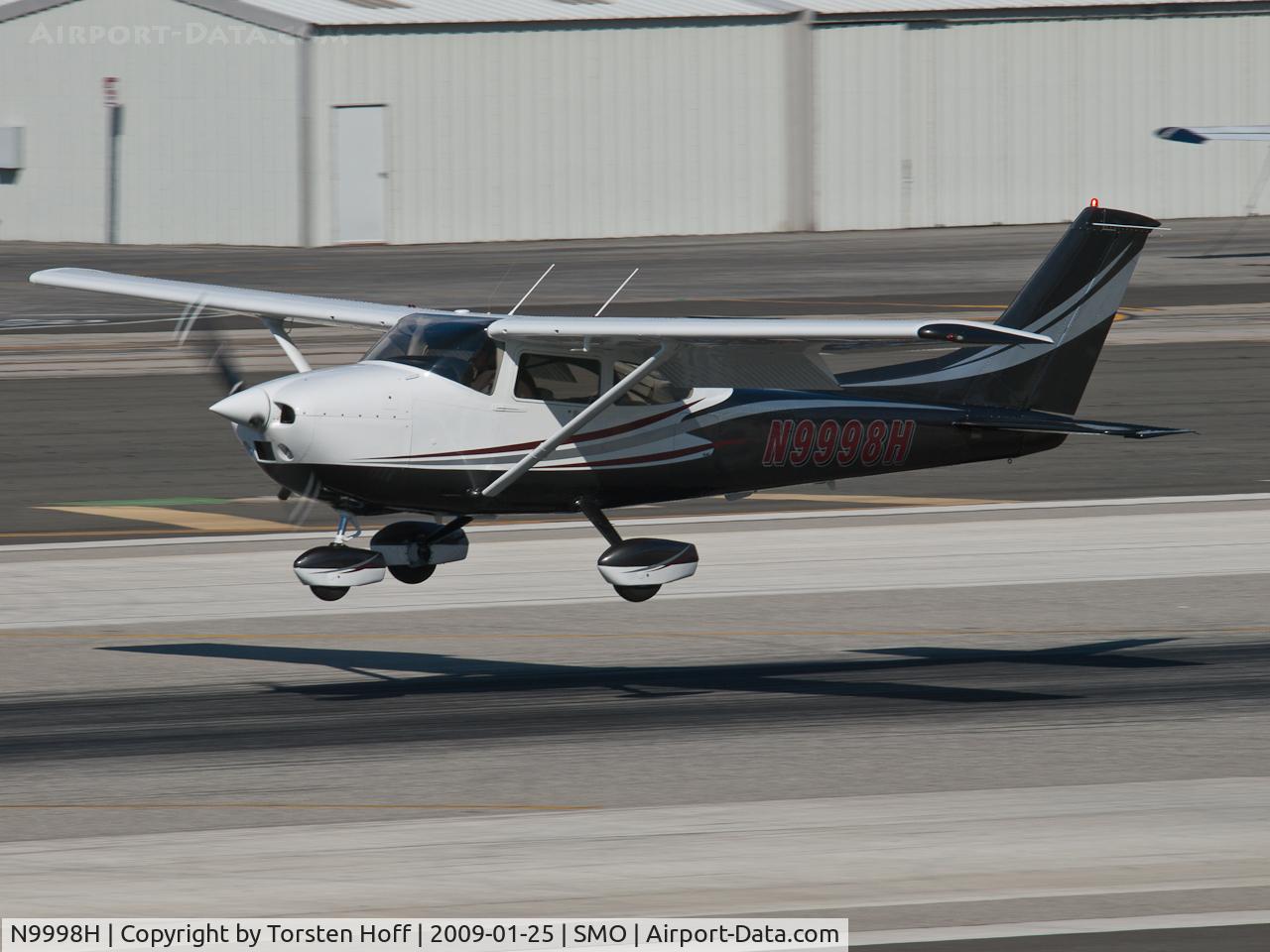 N9998H, 1982 Cessna 182R Skylane C/N 18268172, N9998H arriving on RWY 21