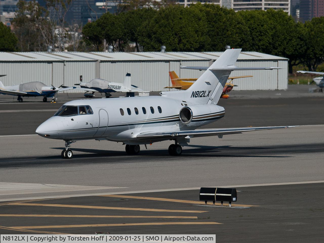 N812LX, 1999 Raytheon Hawker 800XP C/N 258437, N812LX departing from RWY 21