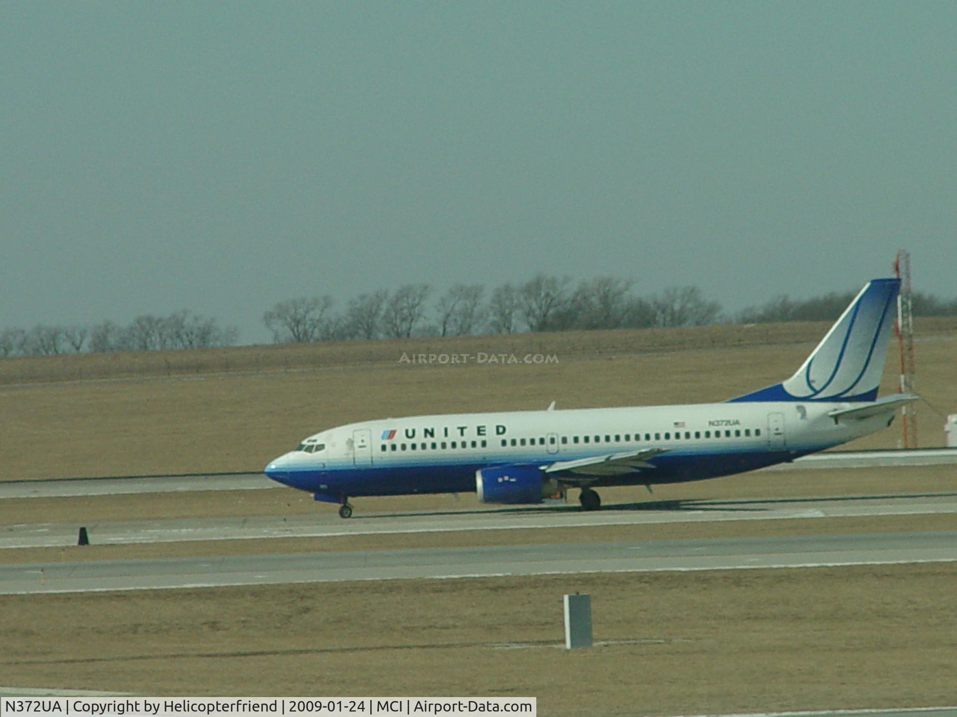 N372UA, 1989 Boeing 737-322 C/N 24637, Taxiing to take off from Terminal A