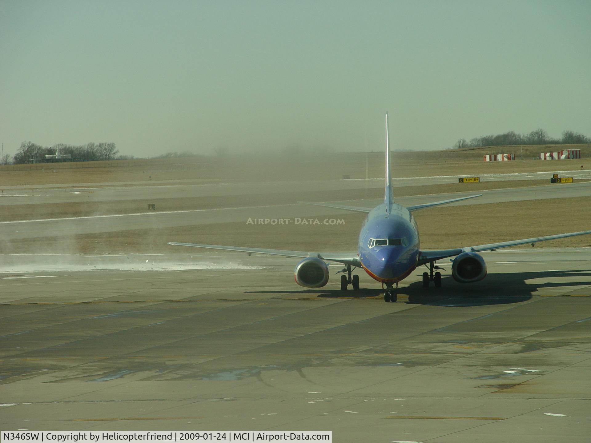 N346SW, 1989 Boeing 737-3H4 C/N 24153, Blowing snow while moving up to Gateway
