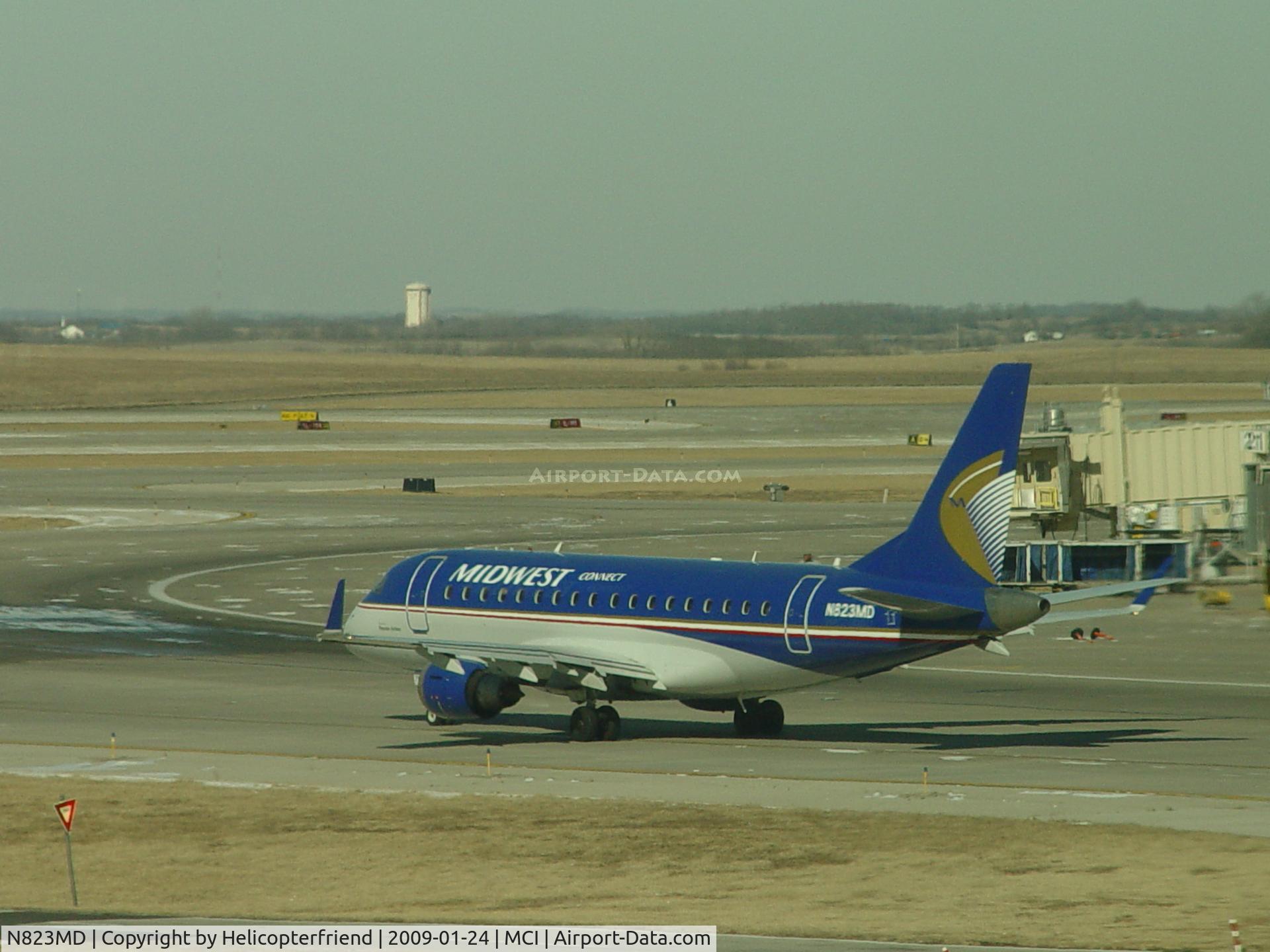 N823MD, 2005 Embraer 170SU (ERJ-170-100SU) C/N 17000044, Taxiing for take off from Terminal A