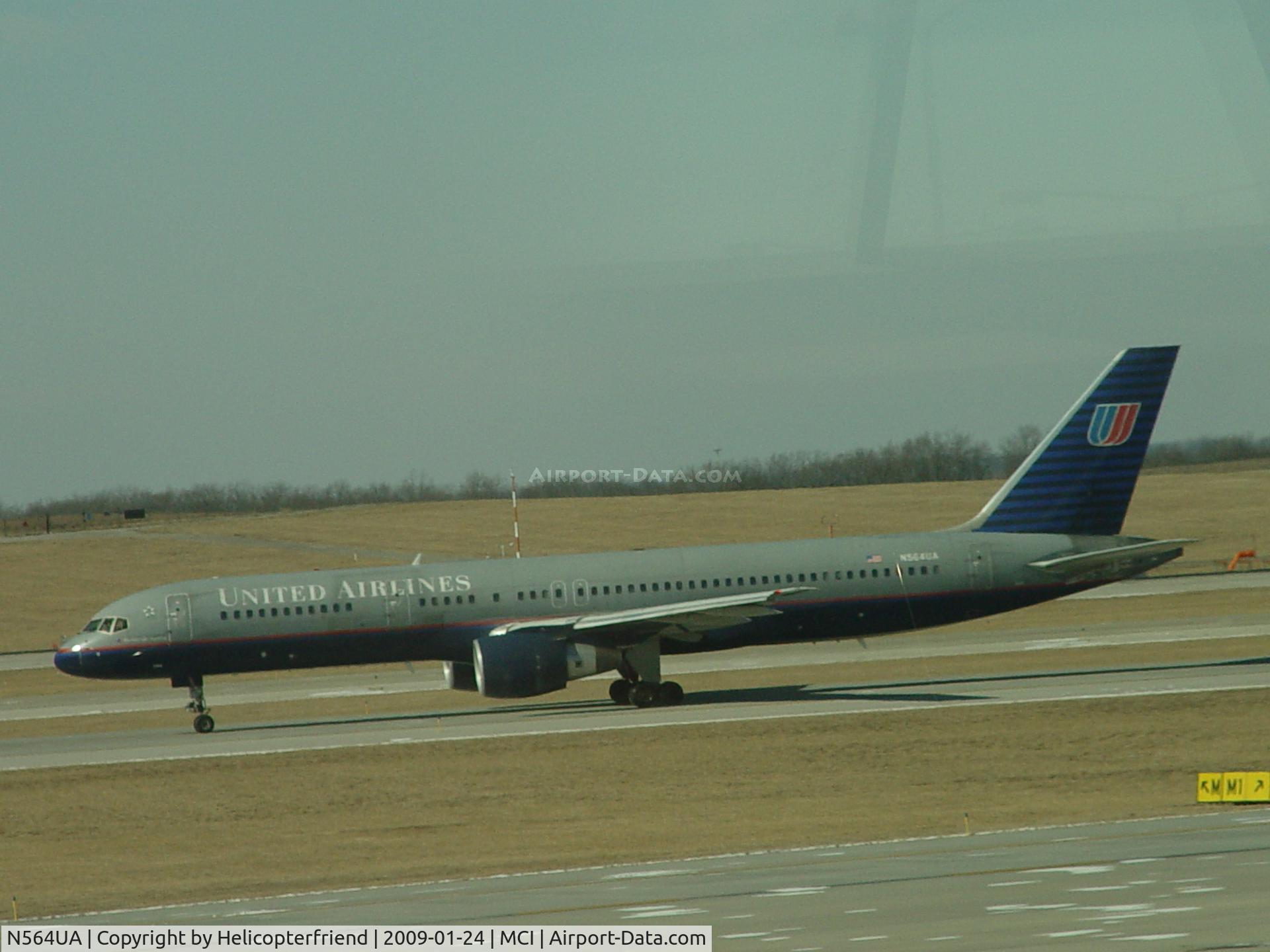 N564UA, 1992 Boeing 757-222 C/N 26666, Taxiing for take off from Terminal A