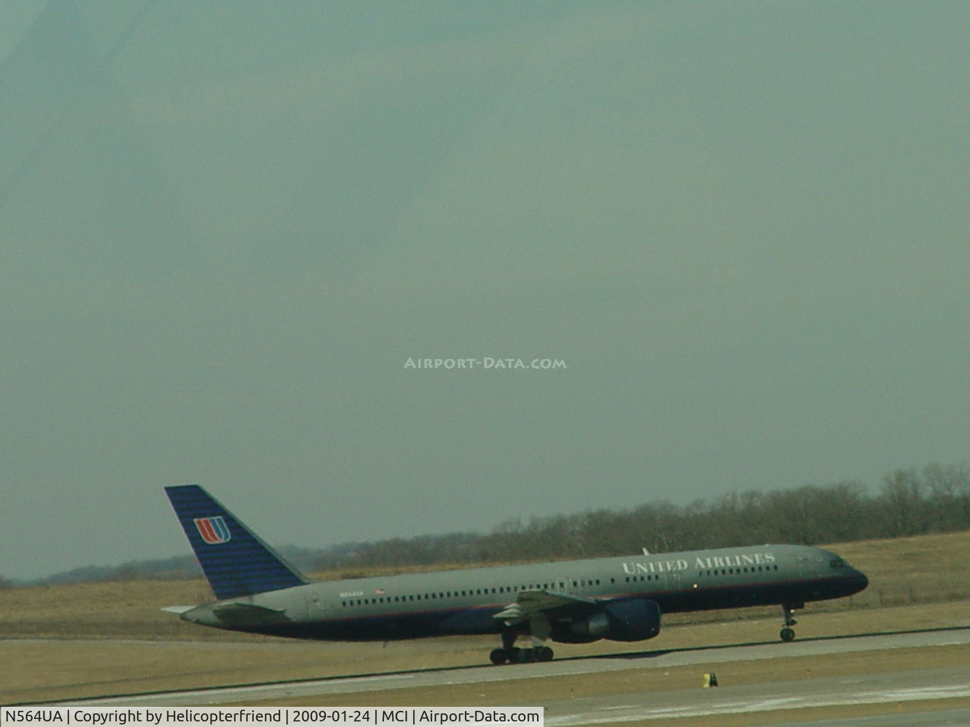 N564UA, 1992 Boeing 757-222 C/N 26666, Rolling for take off
