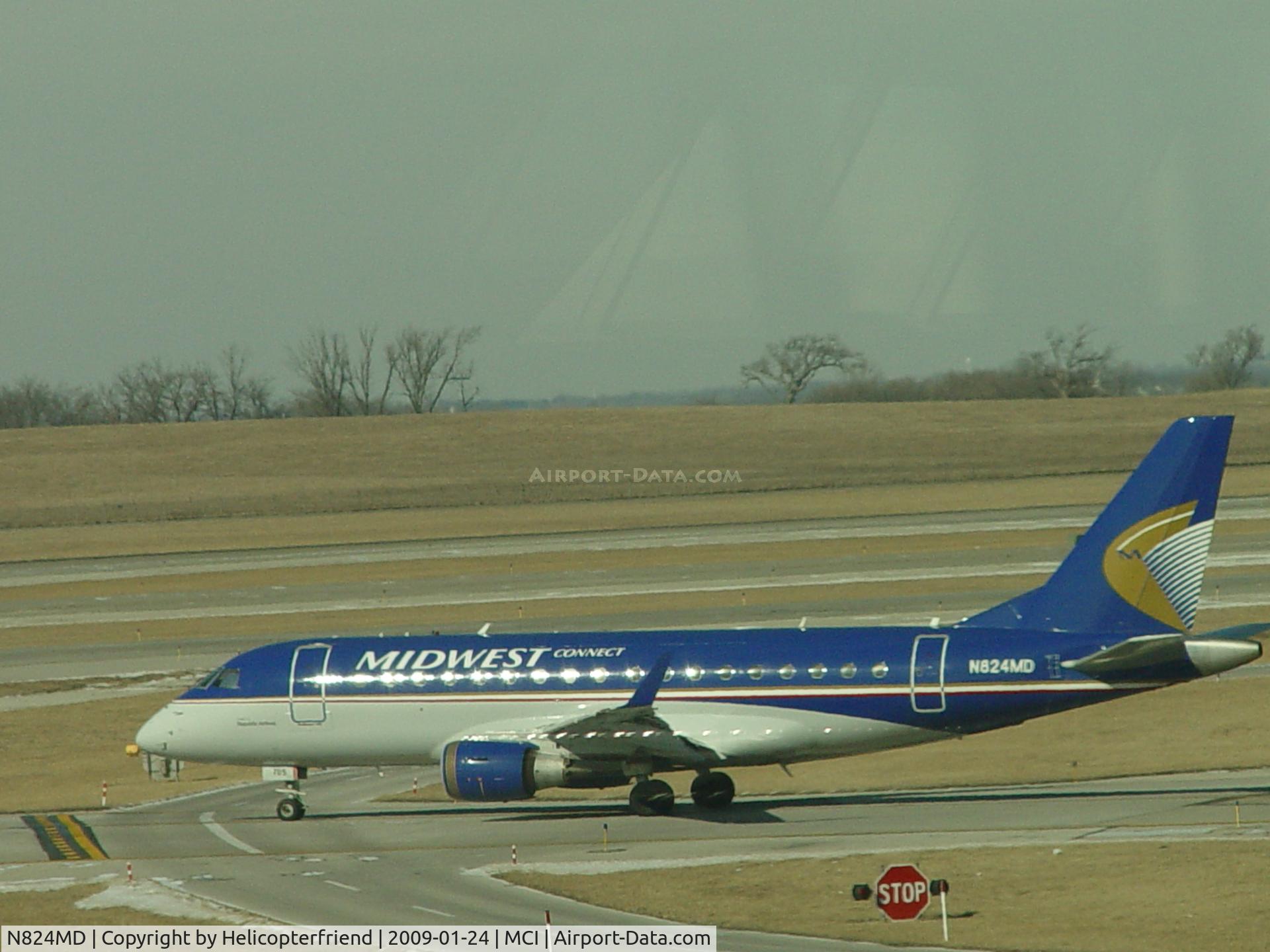 N824MD, 2005 Embraer 170SU (ERJ-170-100SU) C/N 17000045, Taxiing for take off from Terminal A