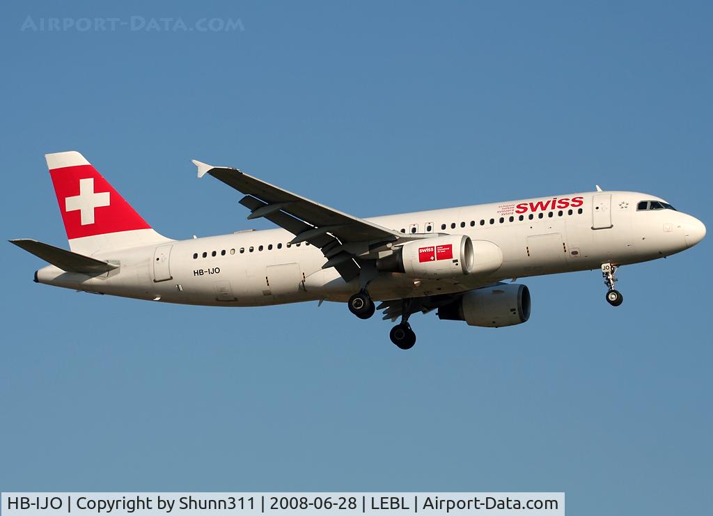 HB-IJO, 1997 Airbus A320-214 C/N 673, Landing rwy 07R