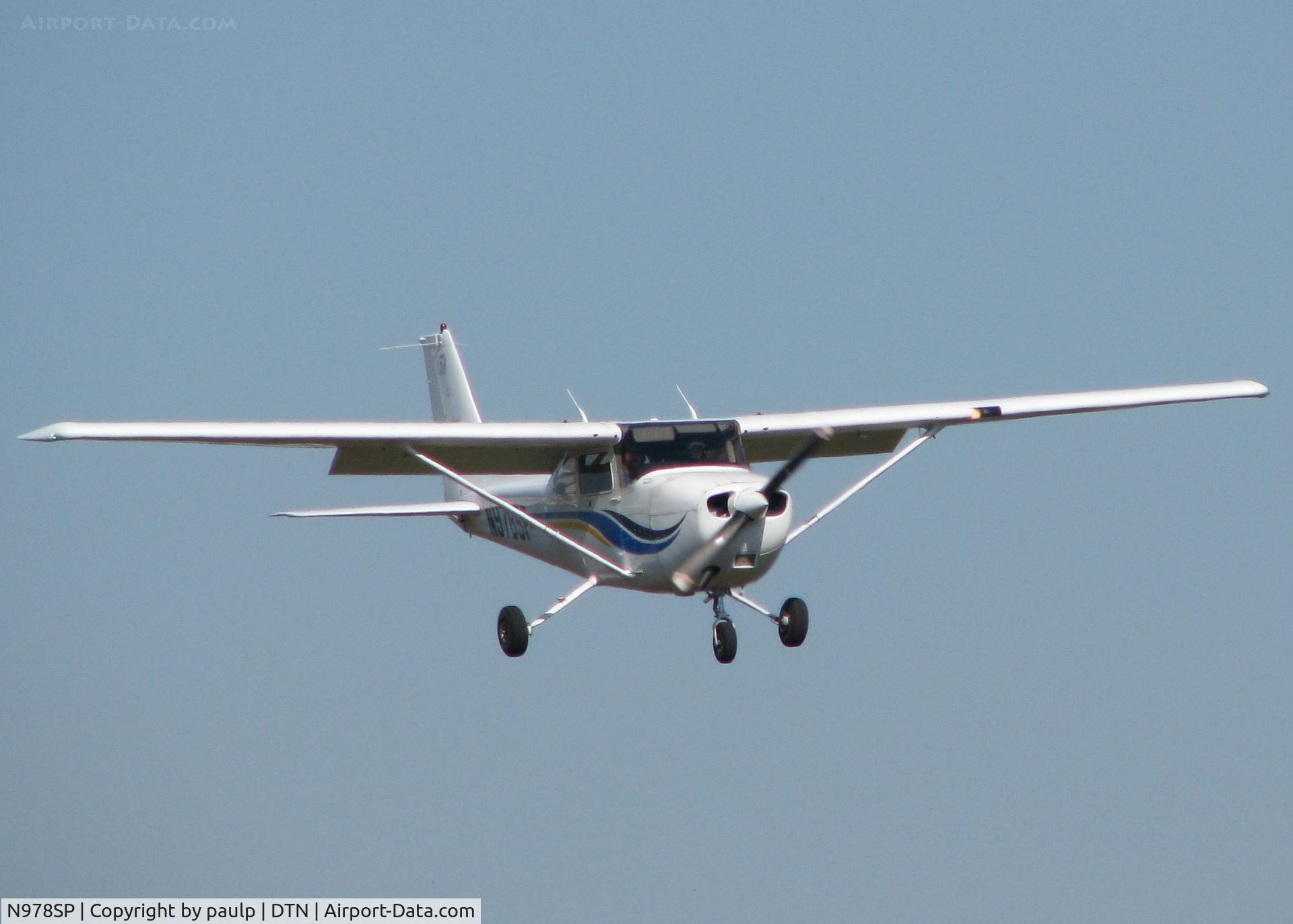 N978SP, 1999 Cessna 172S C/N 172S8181, Landing at Downtown Shreveport.