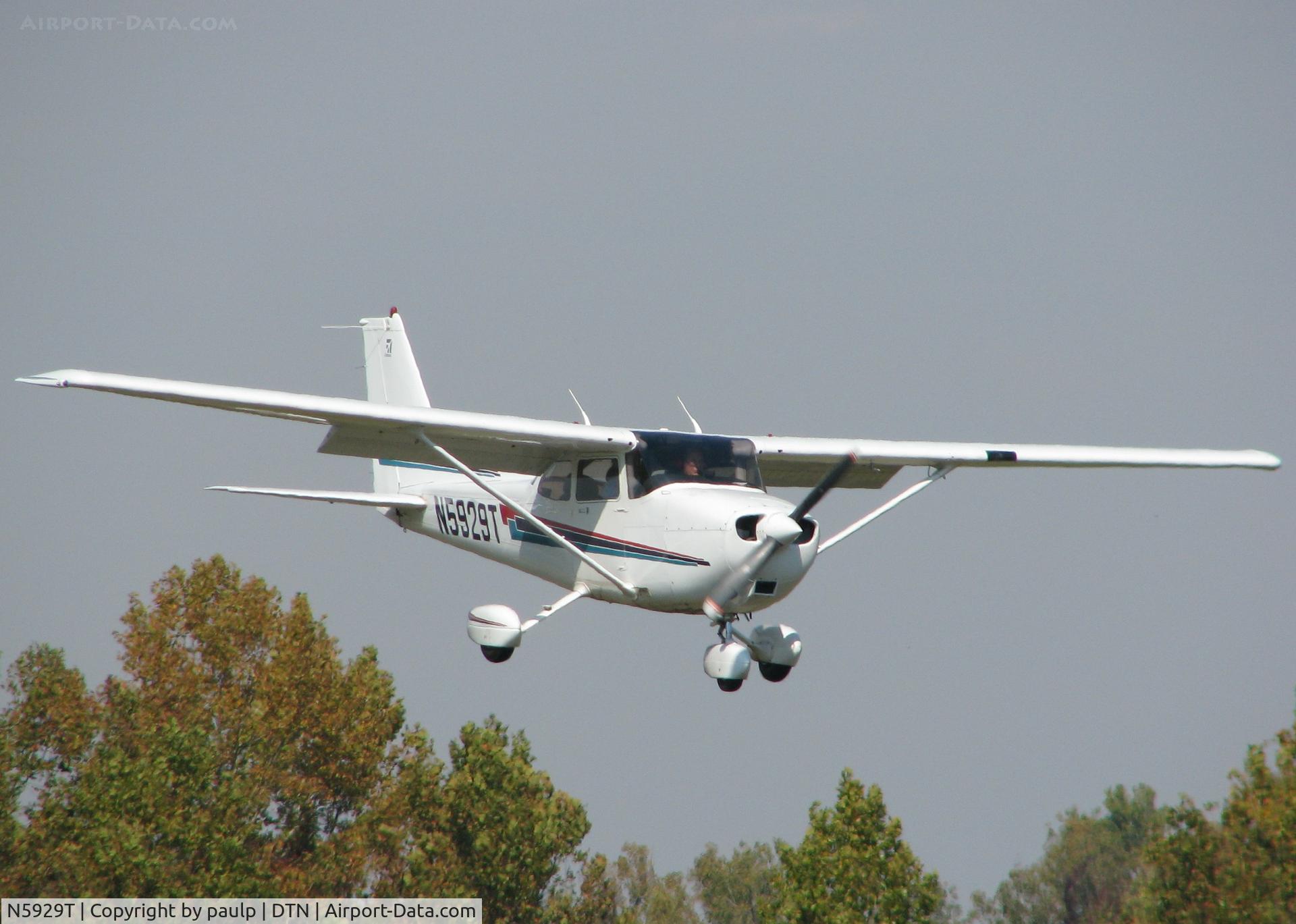 N5929T, 2002 Cessna 172R C/N 17281105, Landing at Downtown Shreveport.
