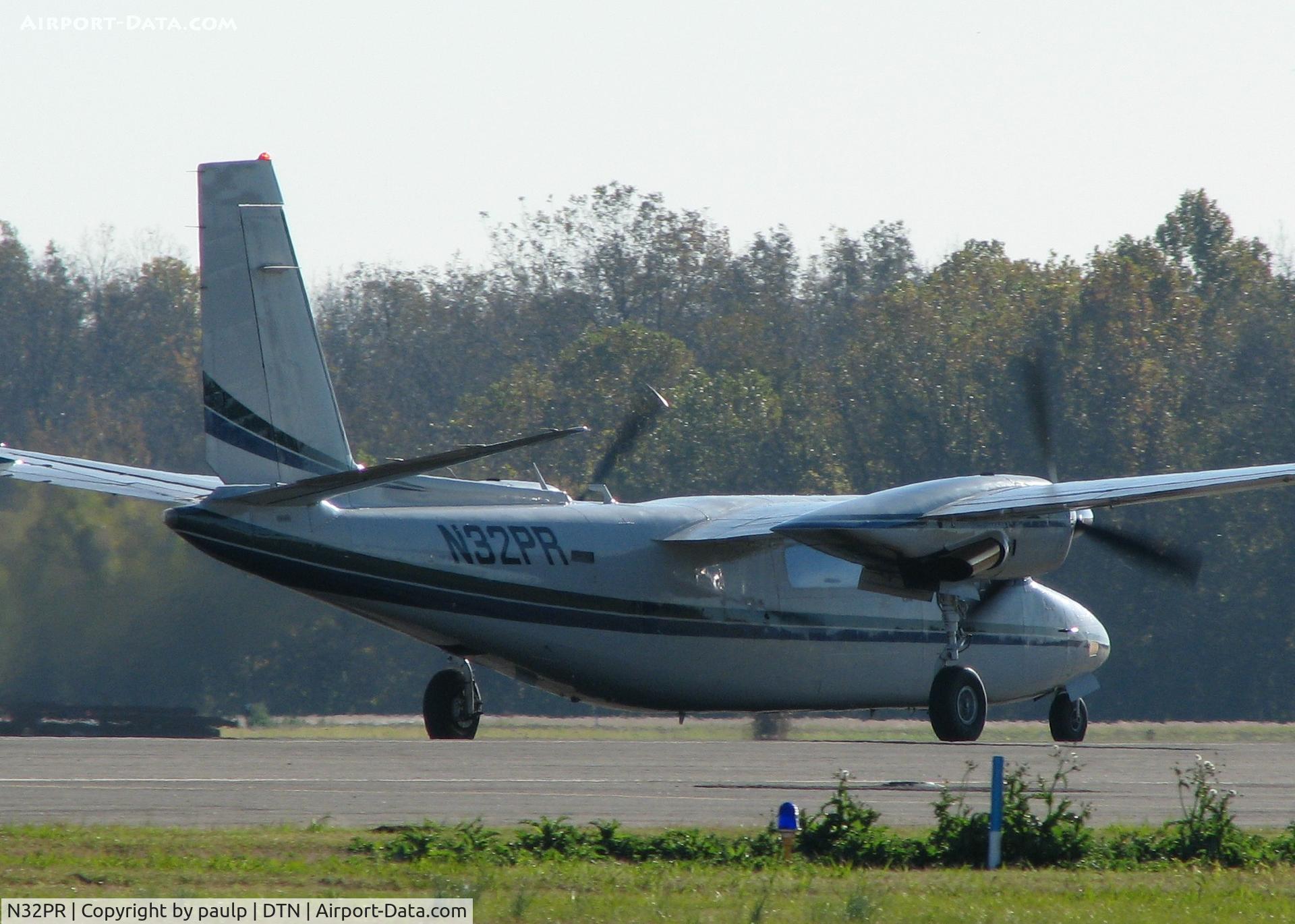 N32PR, 1976 Rockwell 690A Turbo Commander Turbo Commander C/N 11332, Taking off from Downtown Shreveport.