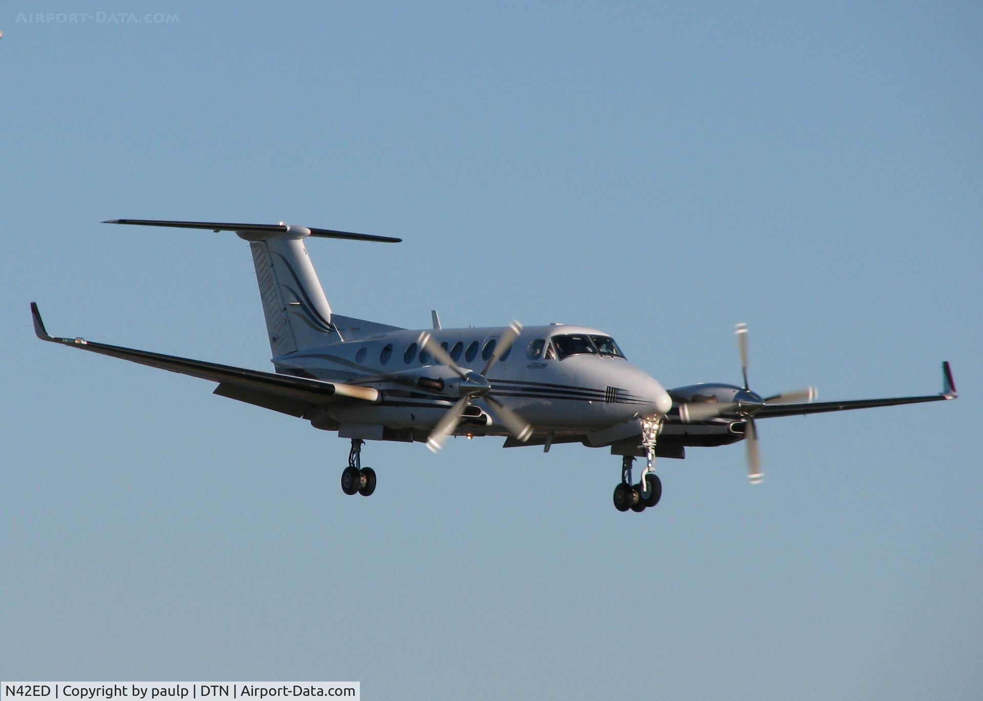 N42ED, 2000 Raytheon Aircraft Company B300 C/N FL-302, Landing at Downtown Shreveport.