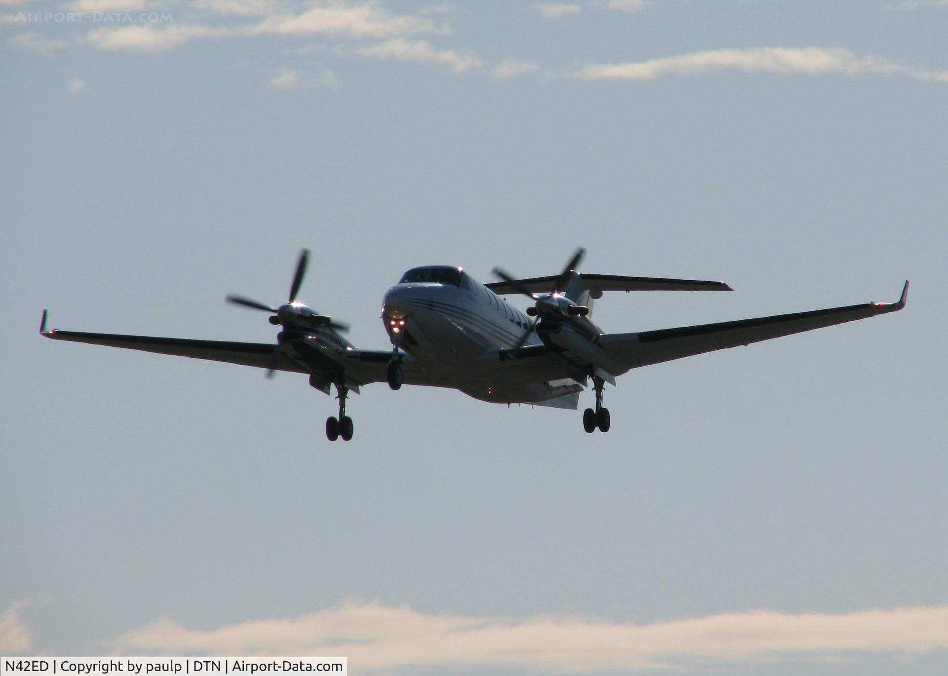 N42ED, 2000 Raytheon Aircraft Company B300 C/N FL-302, Taking off from Downtown Shreveport.