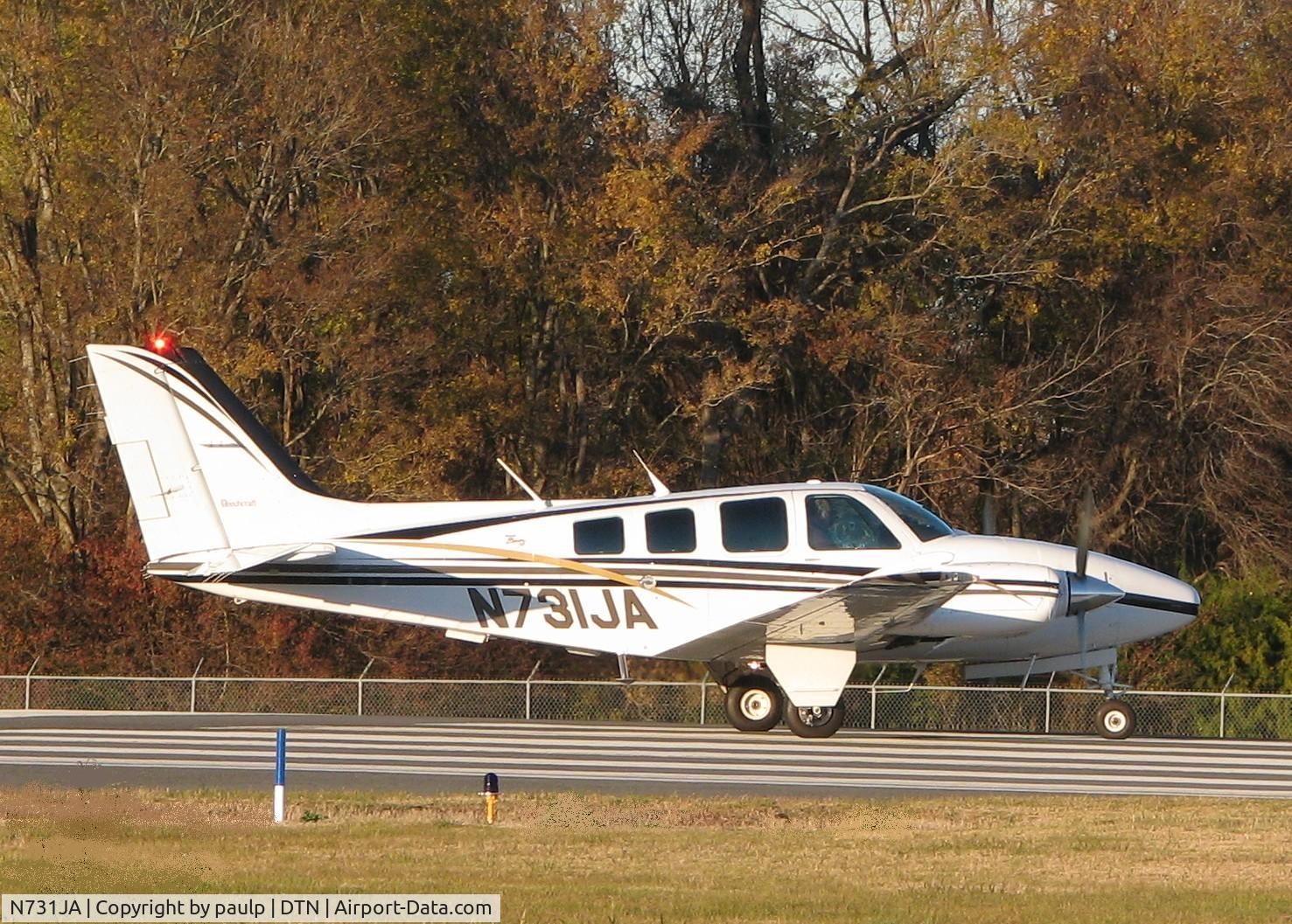 N731JA, 1998 Raytheon Aircraft Company 58 C/N TH-1884, Taking off from Downtown Shreveport.