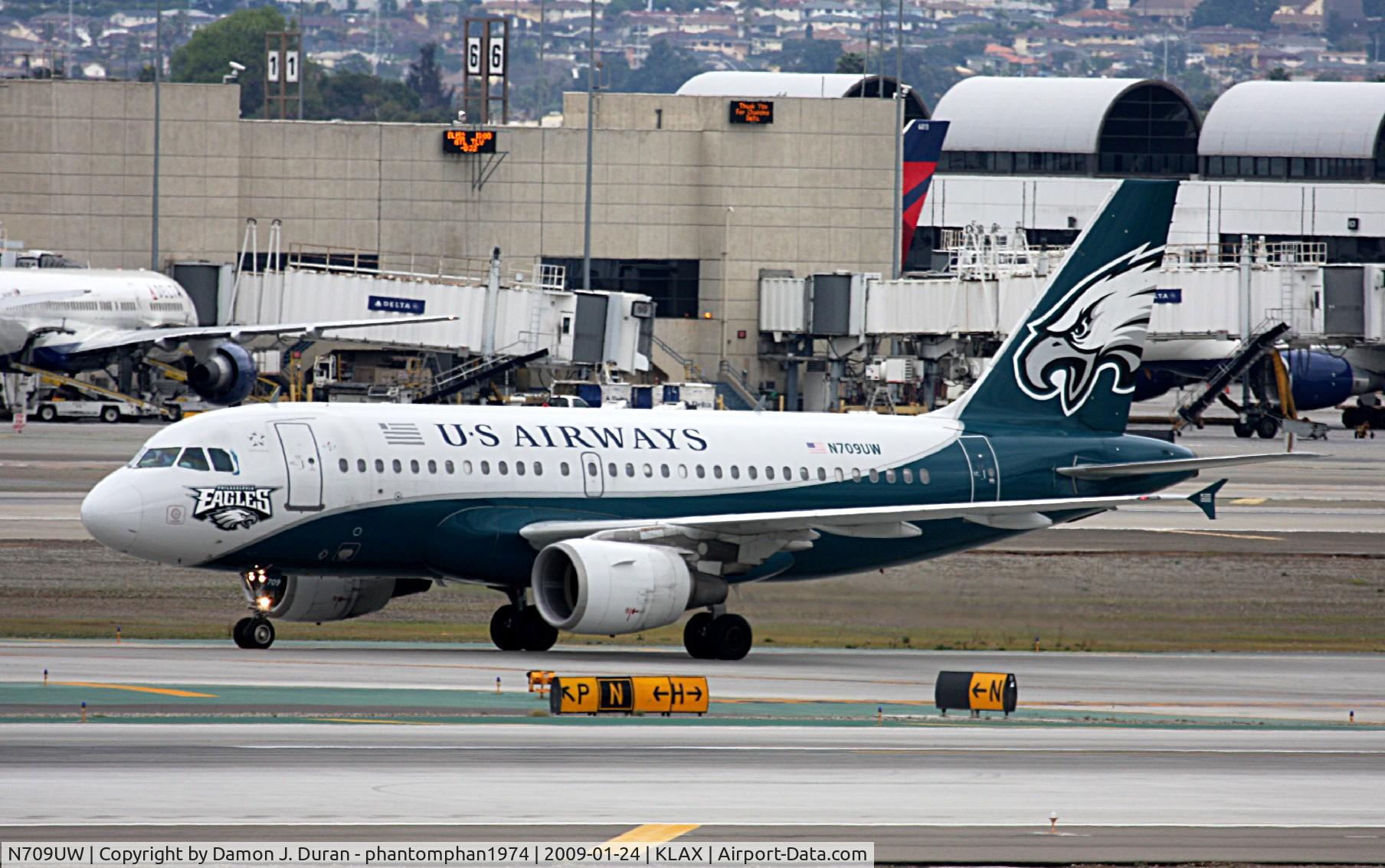 N709UW, 1999 Airbus A319-112 C/N 0997, Just after arrival