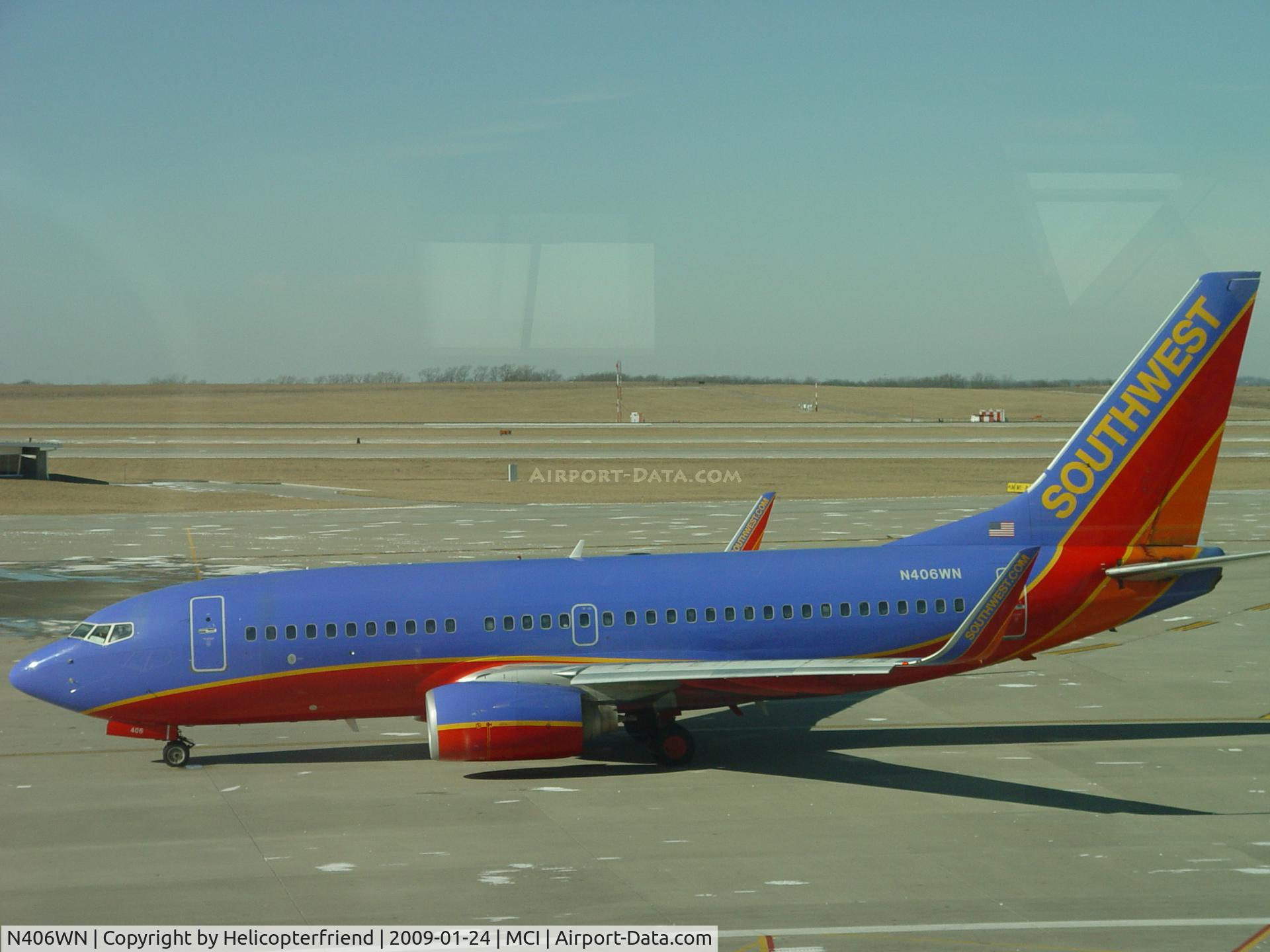 N406WN, 2001 Boeing 737-7H4 C/N 27894, Ready to taxi for take off at MCI