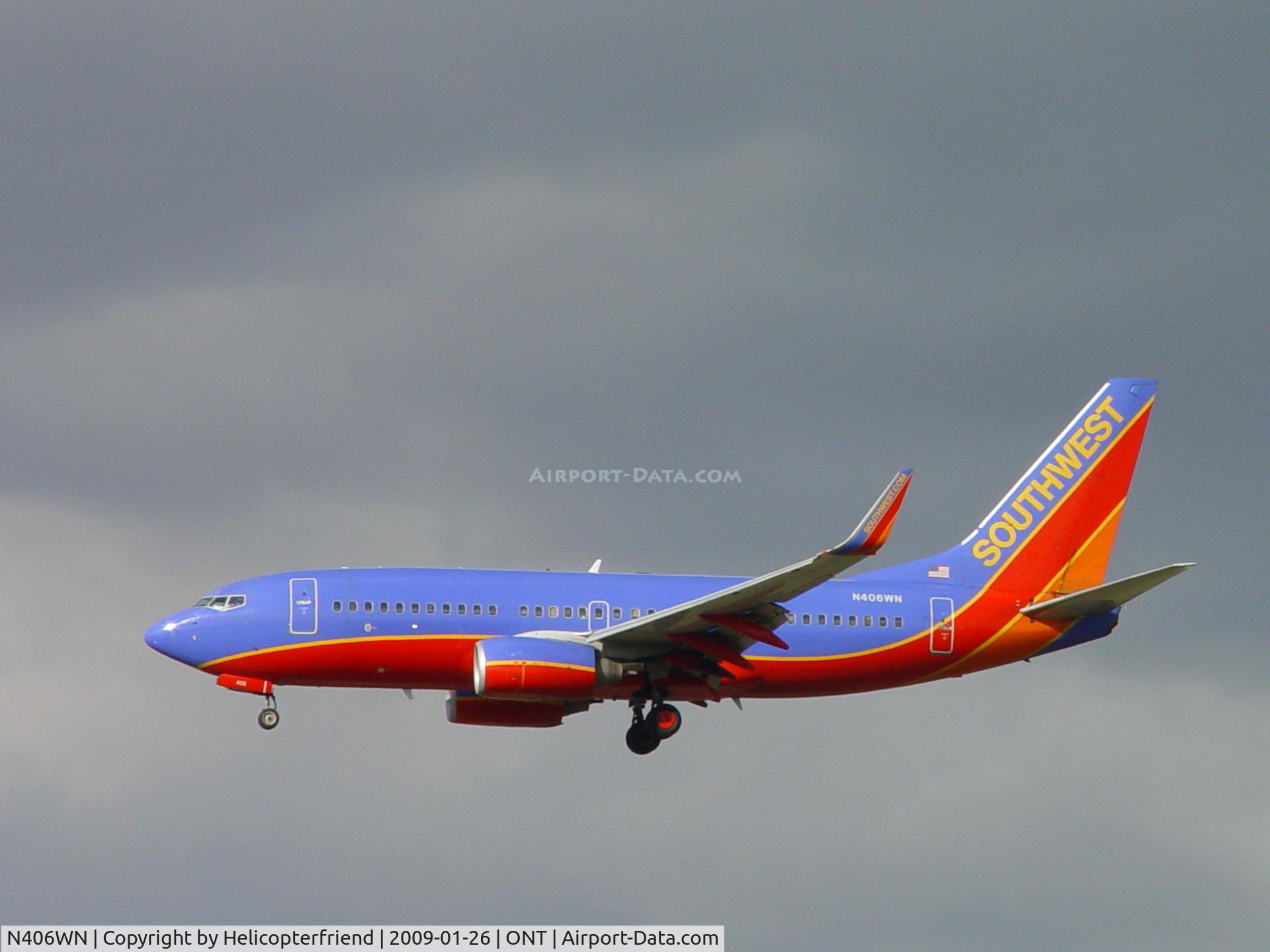 N406WN, 2001 Boeing 737-7H4 C/N 27894, Approaching the outer fence at ONT
