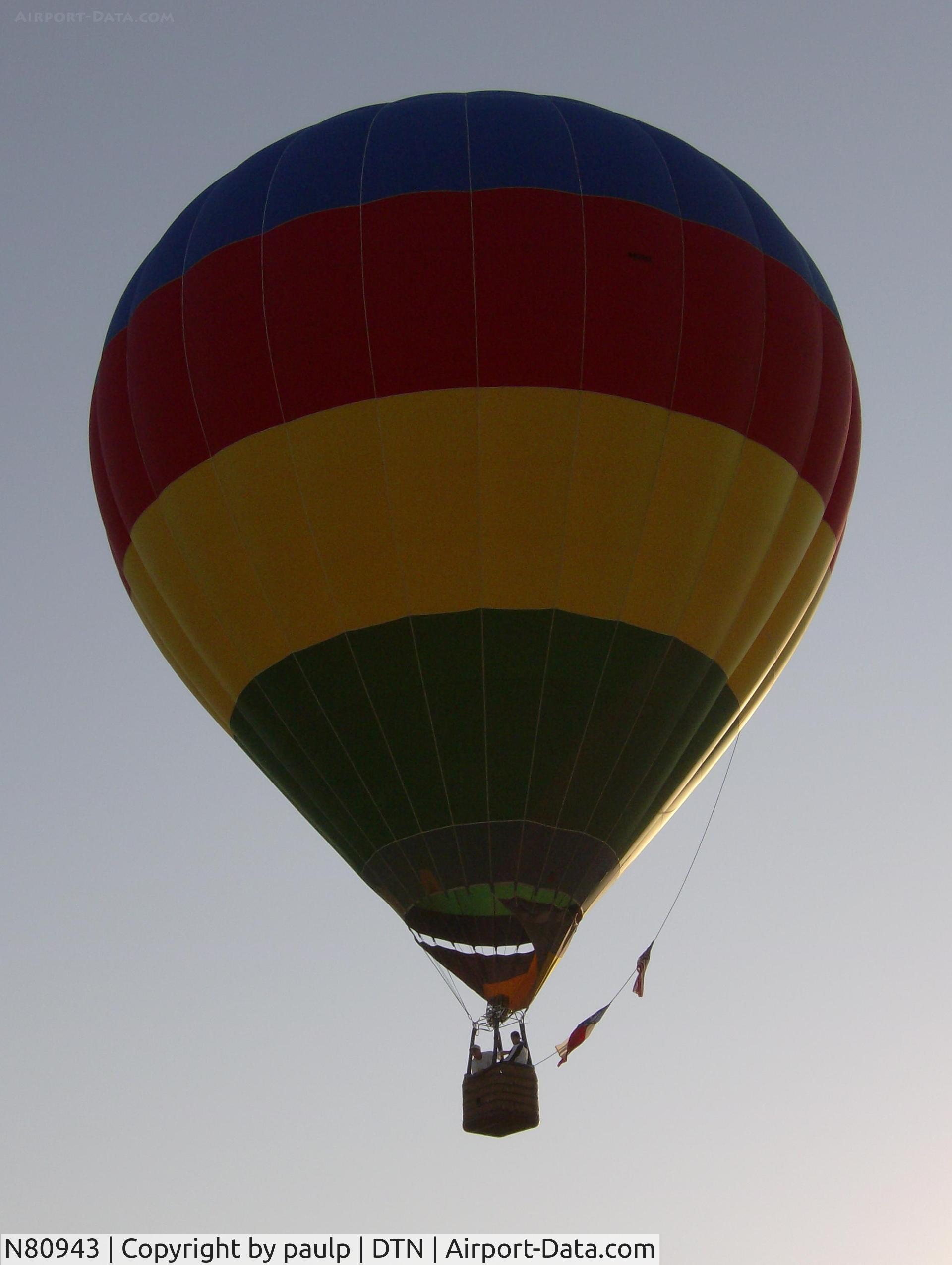 N80943, 1995 Lindstrand Balloons 77A C/N 178, Landing at Cane's landing across the river from the Downtown Shreveport airport.