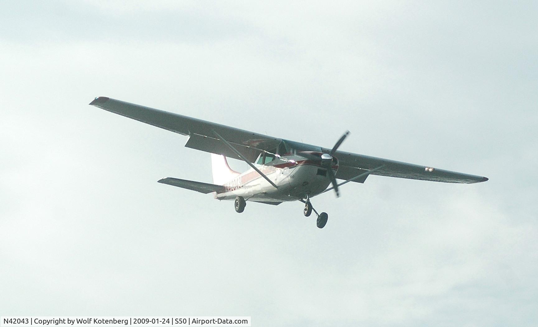 N42043, 1968 Cessna 182L Skylane C/N 18258827, landing fast, revs up.
