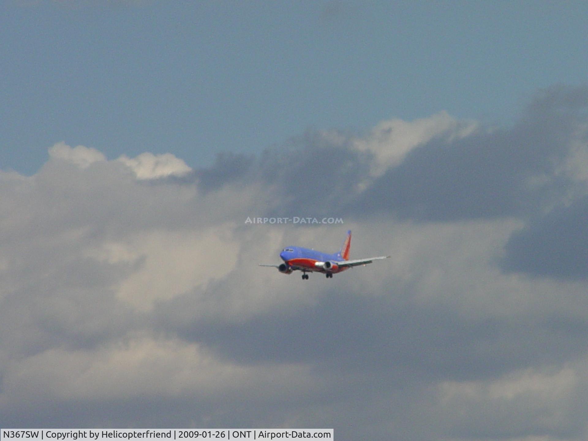 N367SW, 1993 Boeing 737-3H4 C/N 26578, On final to Ontario