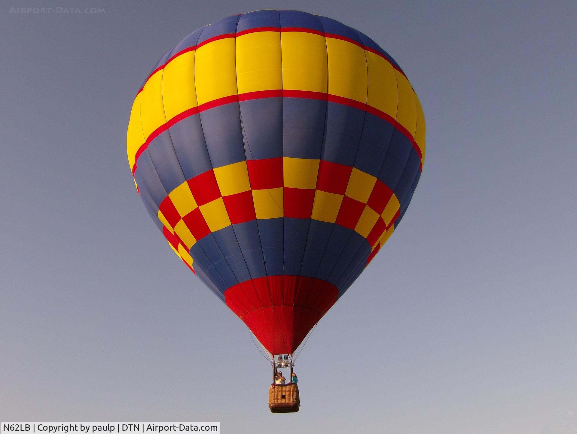 N62LB, 2001 Lindstrand Balloons 69A C/N 5160, Taking off from Cane's Landing across the river from the Downtown Shreveport airport.