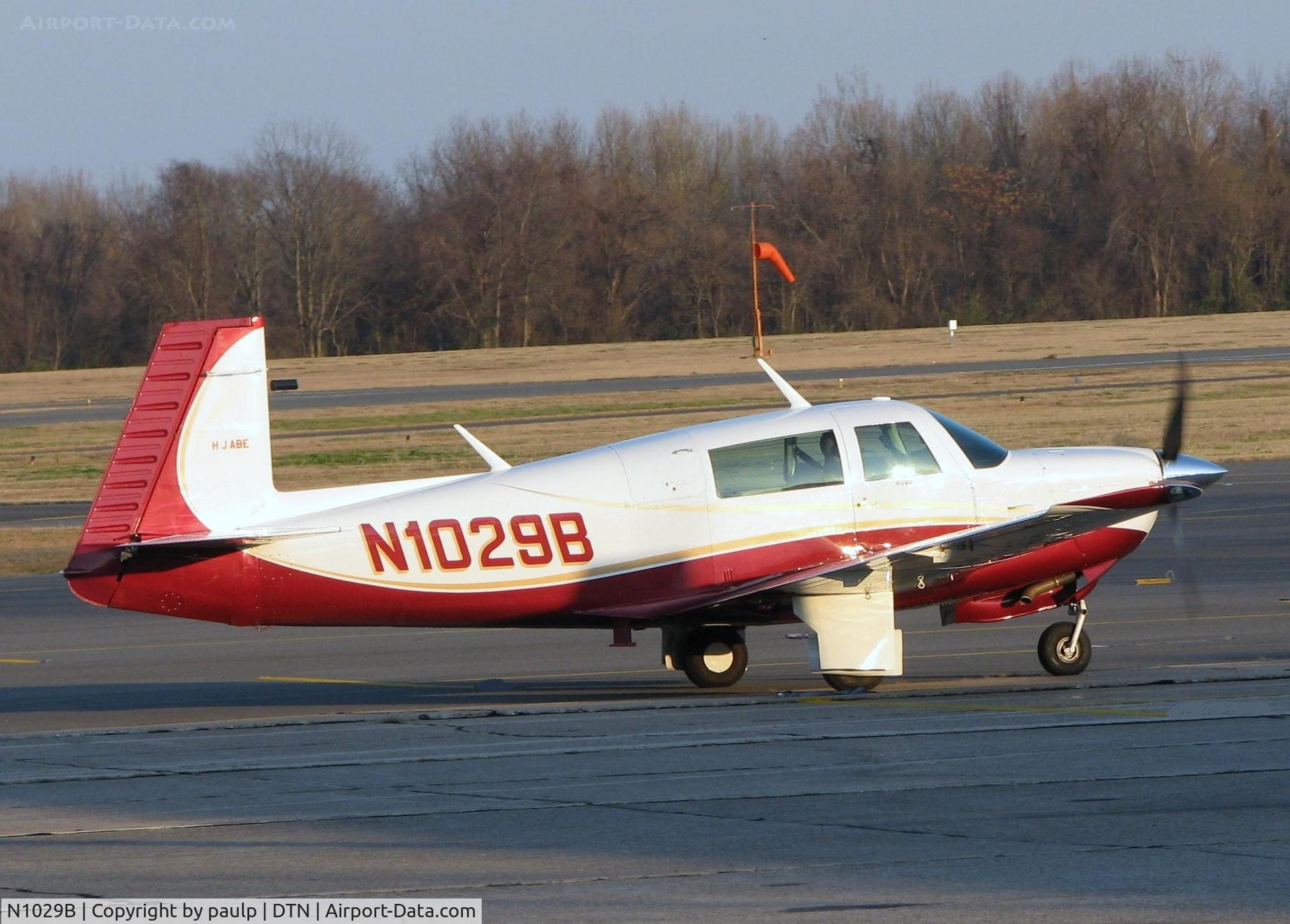 N1029B, 1982 Mooney M20J 201 C/N 24-1336, Parking at the Downtown Shreveport airport.