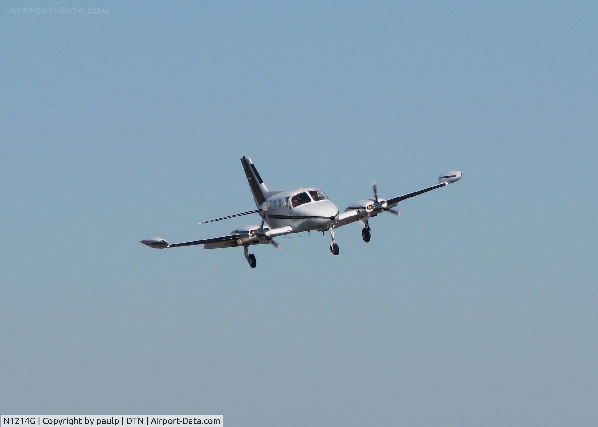 N1214G, 1975 Cessna 414 Chancellor Chancellor C/N 414-0652, Landing at the Downtown Shreveport airport.