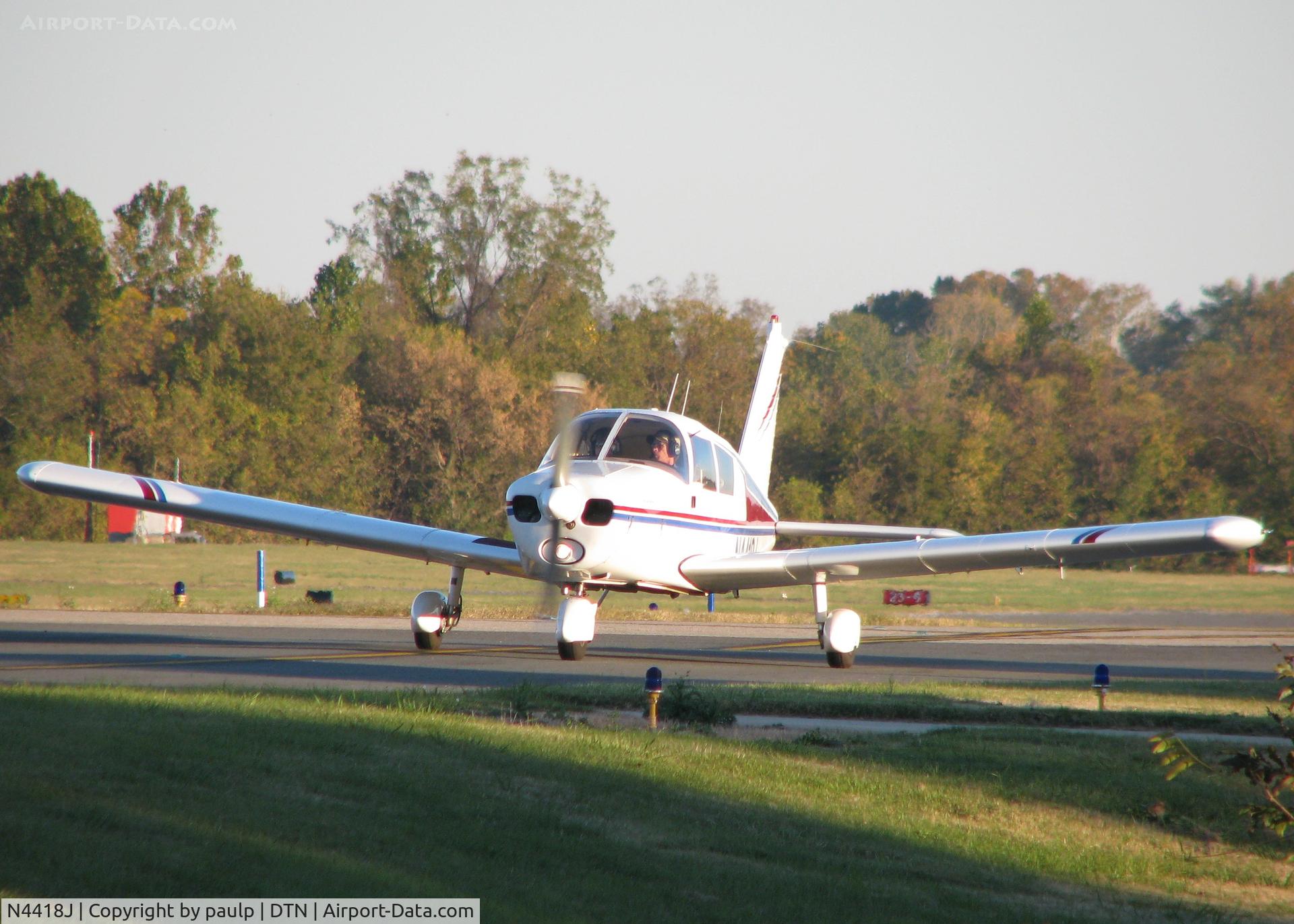 N4418J, 1967 Piper PA-28-140 C/N 28-22815, Taxiing to 14 at the Downtown Shreveport airport.