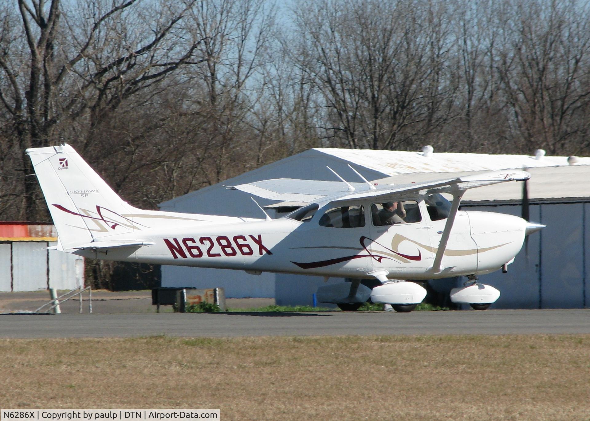 N6286X, 2008 Cessna 172S Skyhawk SP C/N 172S10755, Taking off from Downtown Shreveport.