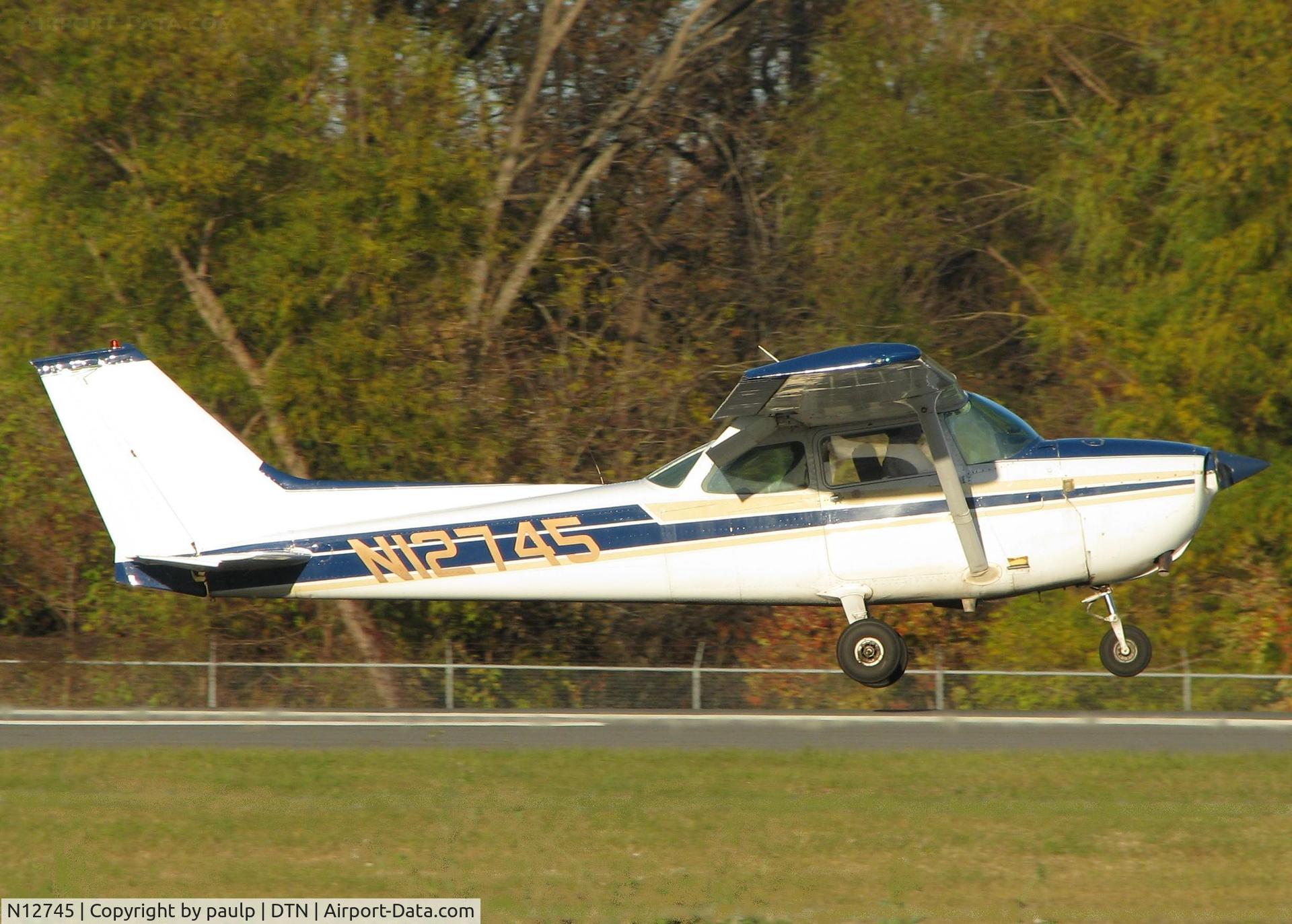N12745, 1974 Cessna 172M C/N 17262224, Landing at Downtown Shreveport.