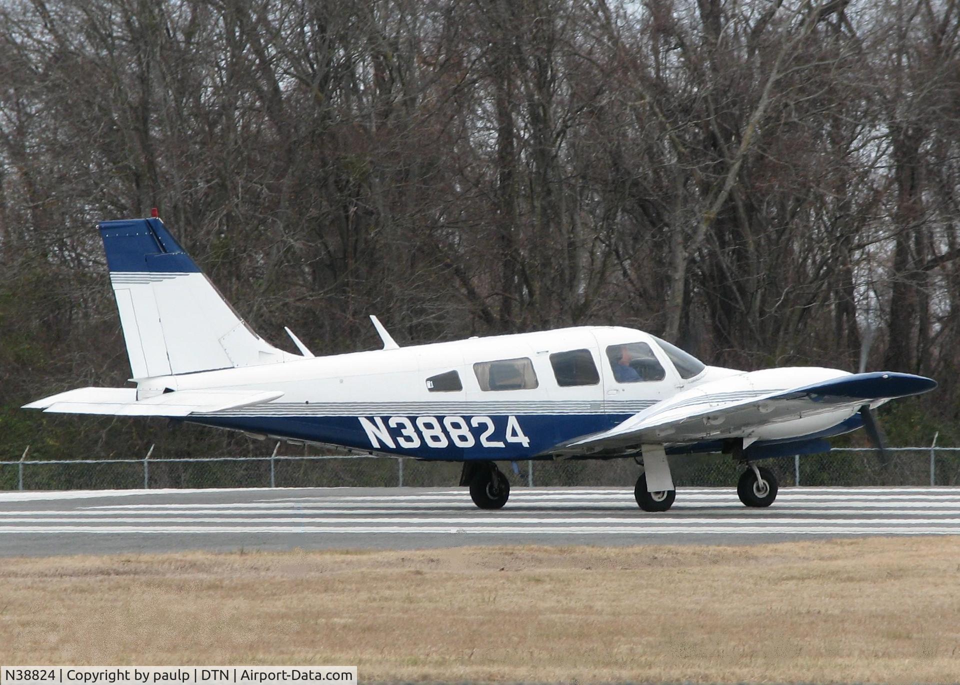 N38824, 1977 Piper PA-34-200T C/N 34-7770162, About to take off from Downtown Shreveport.