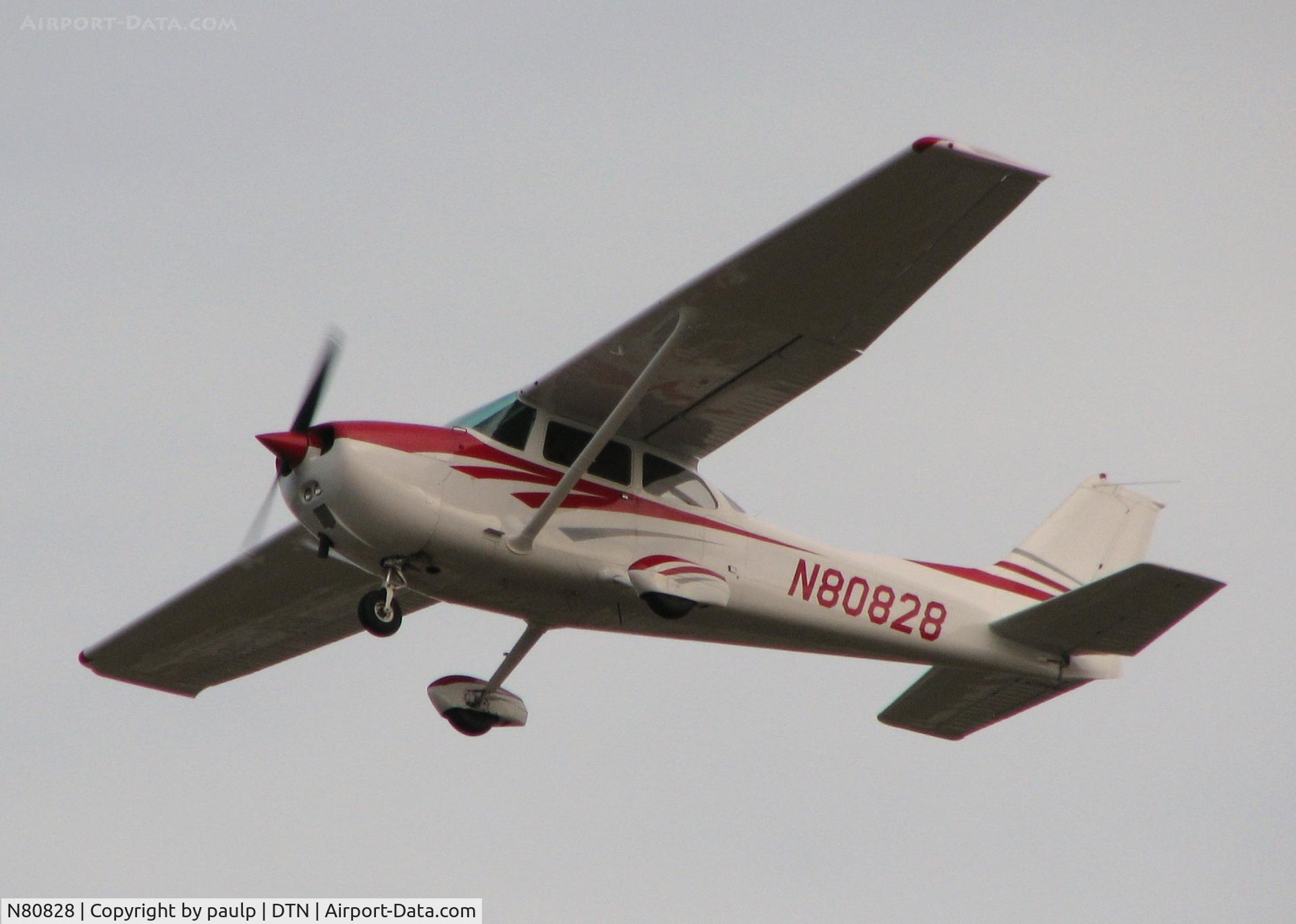 N80828, 1976 Cessna 172M C/N 17266763, Taking off from Downtown Shreveport.