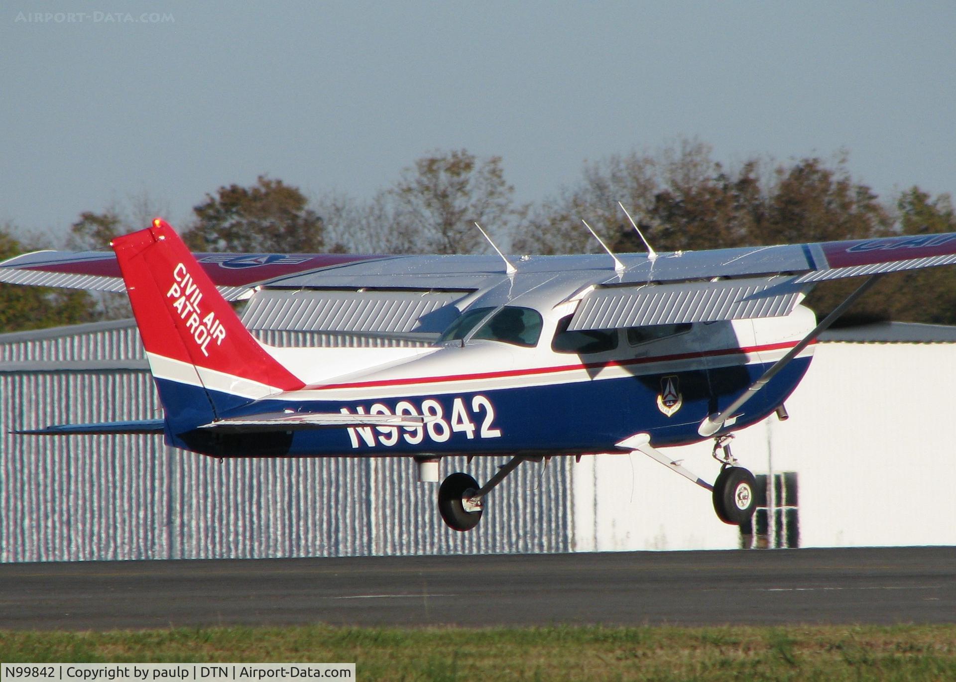 N99842, 1985 Cessna 172P C/N 17276516, Touching down on 14 at Downtown Shreveport.