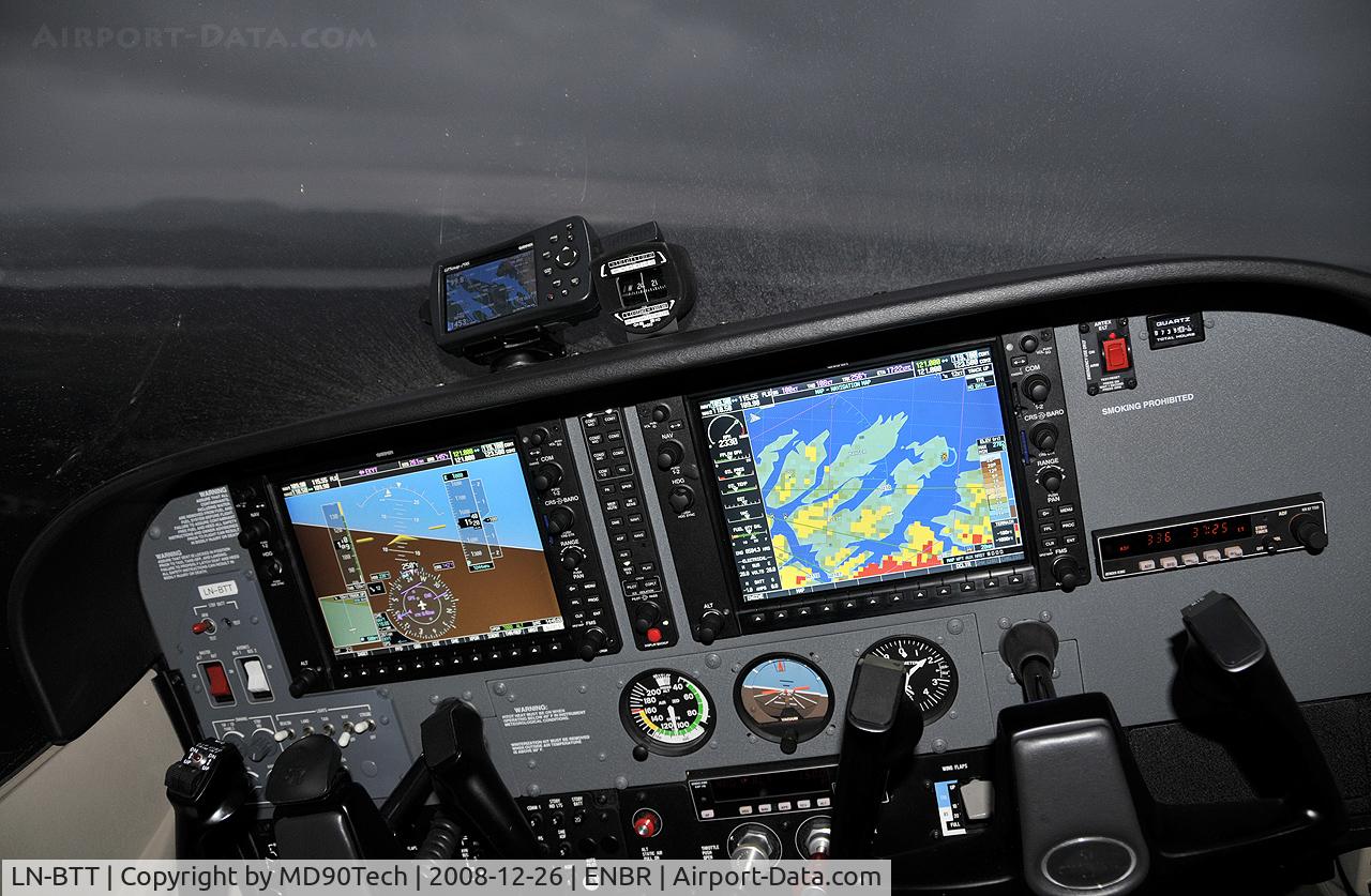 LN-BTT, 2007 Cessna 172S C/N 172S10539, Turning baseleg at Flesland Airport.