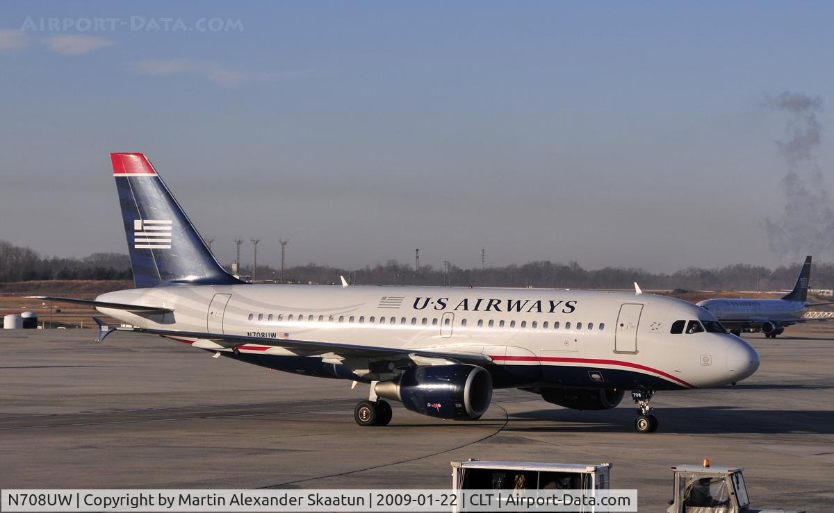 N708UW, 1999 Airbus A319-112 C/N 0972, Taxiing in after landing.