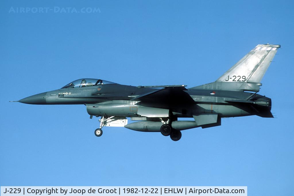 J-229, 1978 Fokker F-16A Fighting Falcon C/N 6D-18, In 1982 the Frisian tail band was introduced. The air force staff in The Hague banned it after some months.