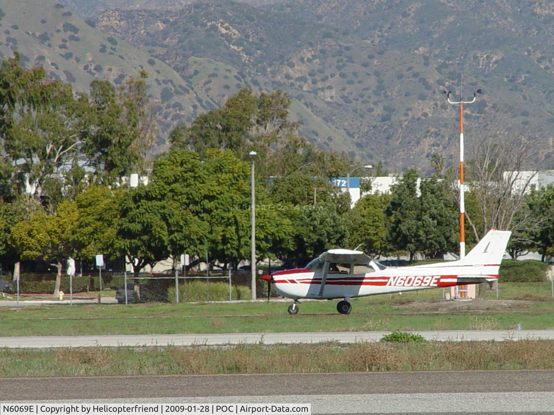 N6069E, 1978 Cessna 172N C/N 17271988, Touching down on 26R