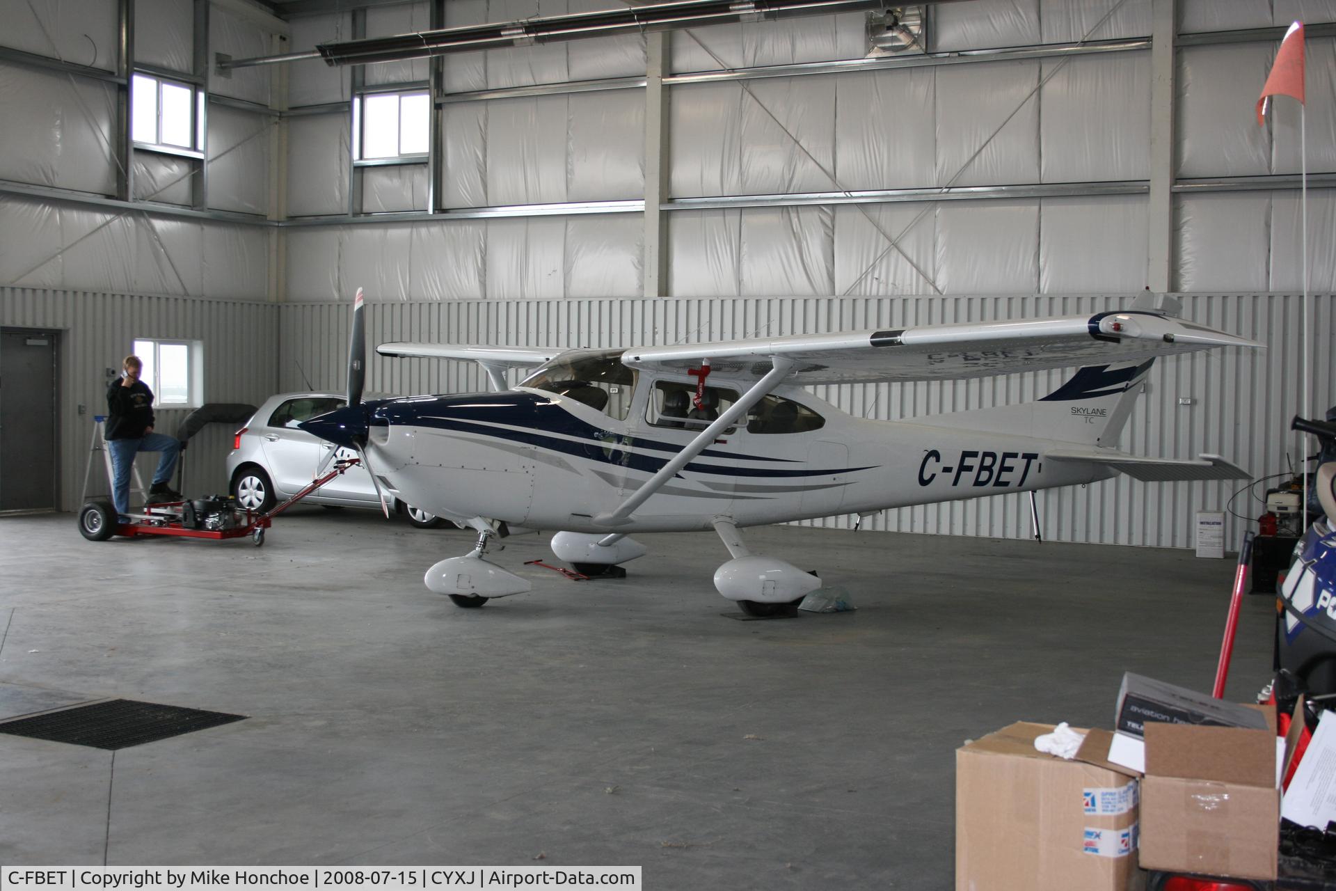 C-FBET, 2001 Cessna T182T Turbo Skylane C/N T18208104, Hanger