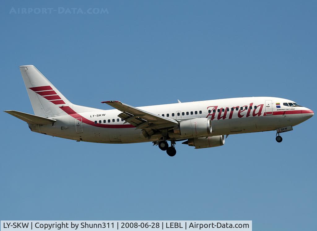 LY-SKW, 1992 Boeing 737-382 C/N 25162, Landing rwy 07R