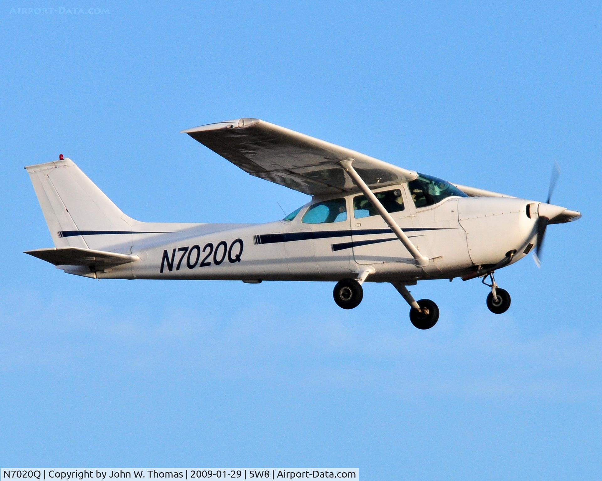 N7020Q, 1971 Cessna 172L C/N 17260320, Departing runway 22
