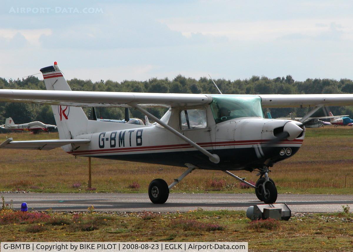 G-BMTB, 1977 Cessna 152 C/N 152-80672, RESIDENT REDAIR TRAINER TAXYING TO RWY 25