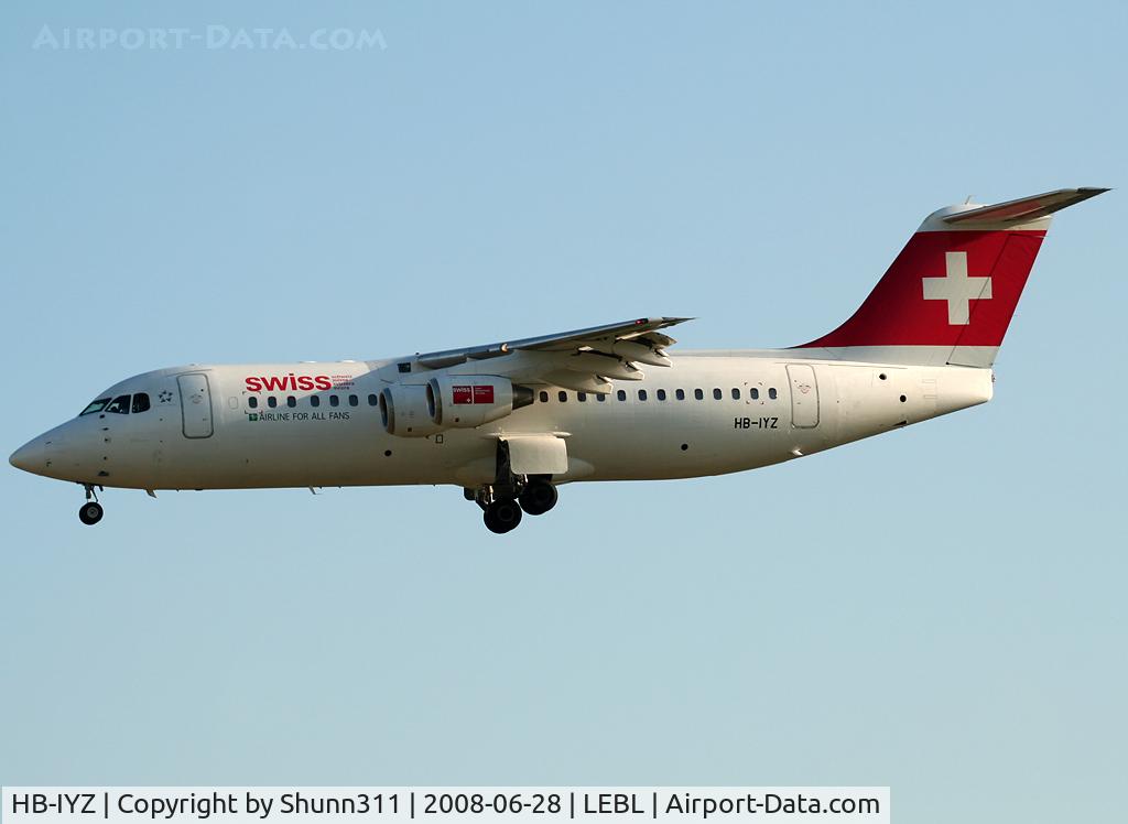 HB-IYZ, 1998 British Aerospace Avro 146-RJ100 C/N 0338, Landing rwy 07R