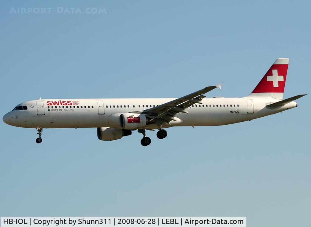 HB-IOL, 1999 Airbus A321-111 C/N 1144, Landing rwy 07R