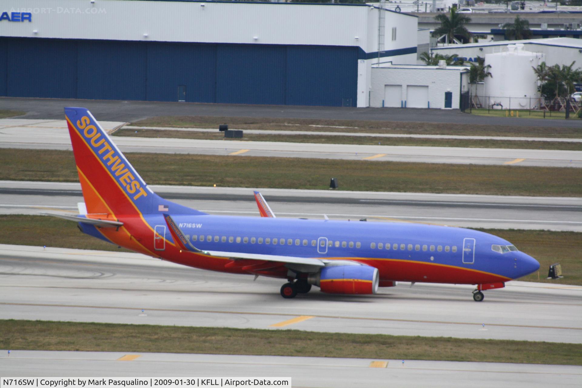 N716SW, 1998 Boeing 737-7H4 C/N 27850, Boeing 737-700