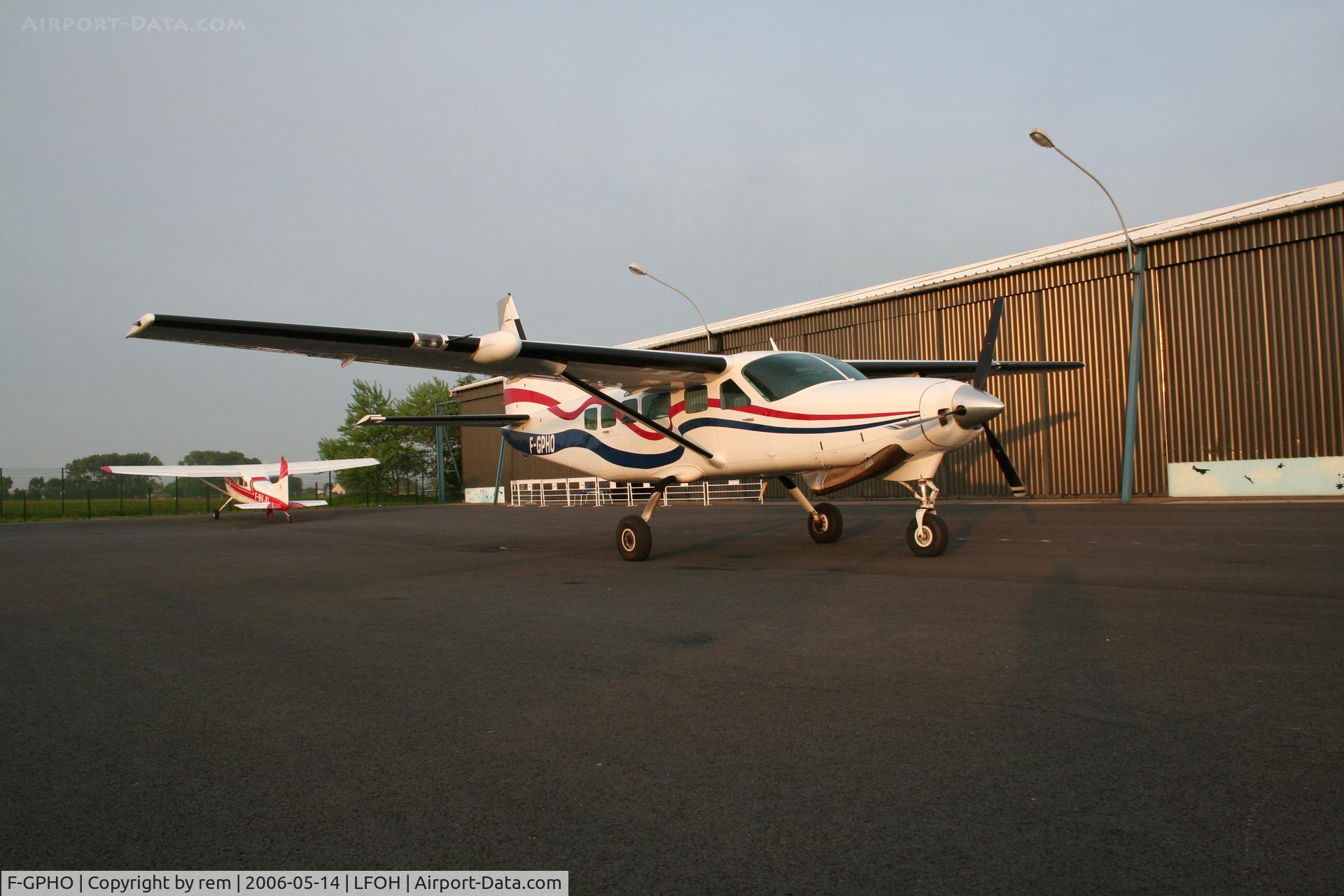 F-GPHO, 1987 Cessna 208 Caravan I C/N 2080112, end of a work day.